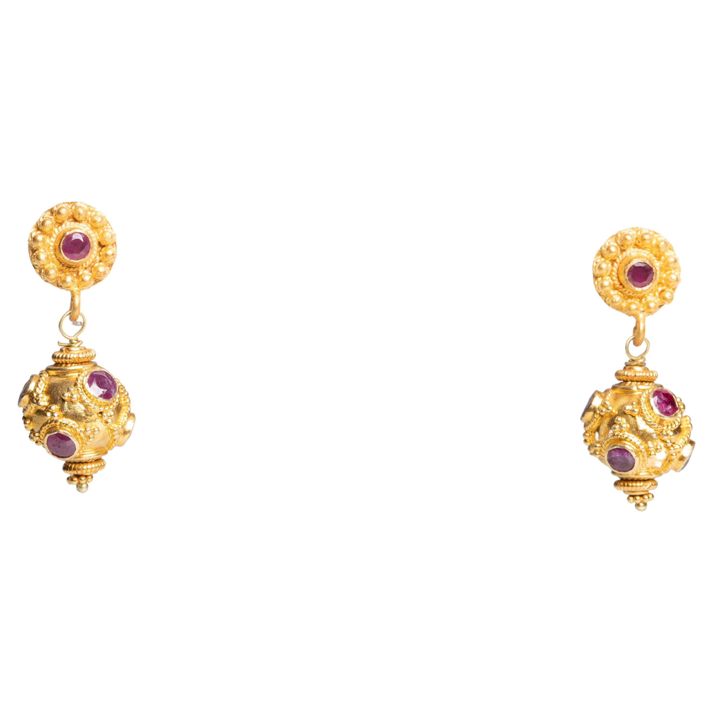 Boucles d'oreilles pendantes en or 22 carats et rubis de Birmanie par Deborah Lockhart Phillips