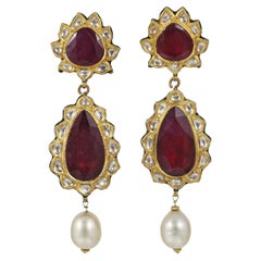 Pendiente polki de oro de 22 quilates y diamantes con perlas de rubí y perlas de mar tales