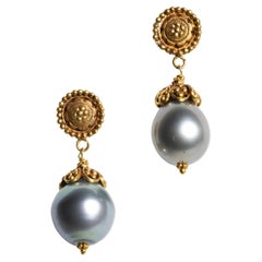 Pendants d'oreilles en or 22K et perles de Tahiti par Deborah Lockhart Phillips