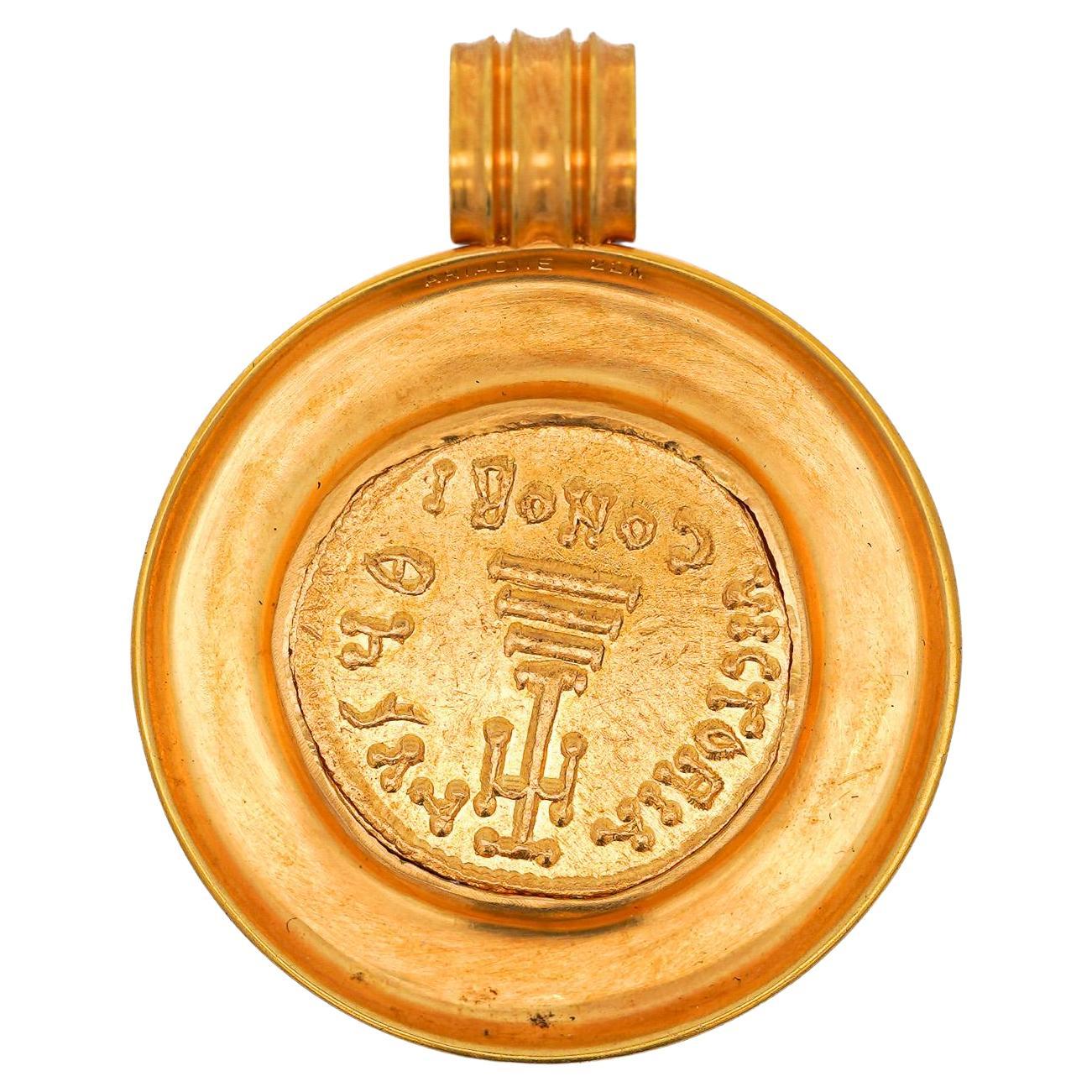 Un cadre en or 22K fixe une pièce de monnaie byzantine antique originale.

Détails de la pièce :
Byzantine : Constantinople, 3e officine, Constans II Pogonatus (AD 641-668), AV solidus (21mm, 4.45 gm, 6h)

Lire :
Buste mature de Constance II de