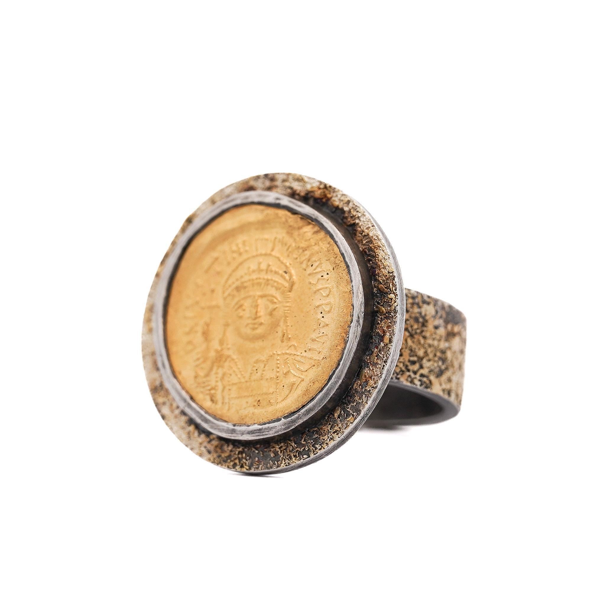 22K Gold Antique Byzantine Empire JUSTINIAN I Coin Bezel Ring In Good Condition For Sale In Miami, FL