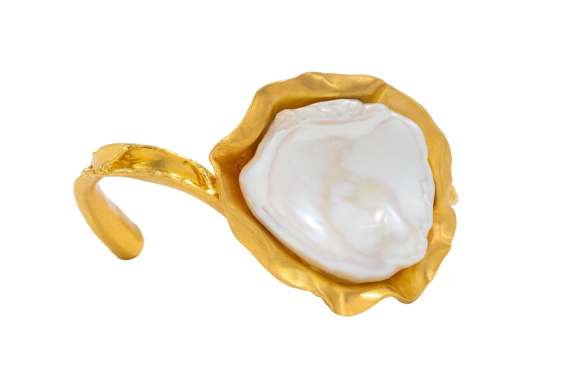Artigiano Bracciale barocco con moneta in oro 22k, di Tagili in vendita