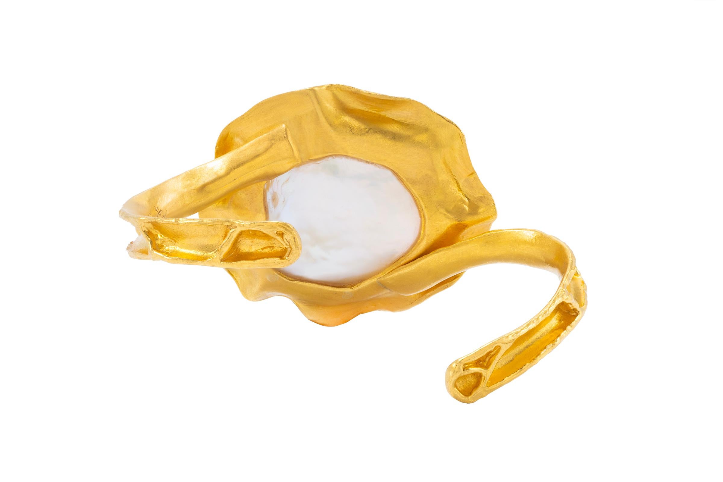 Donna Bracciale barocco con moneta in oro 22k, di Tagili in vendita