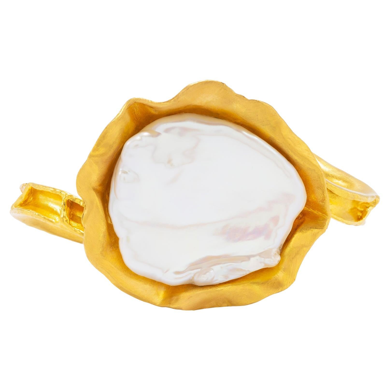 Brazalete barroco de oro de 22 quilates con perlas, de Tagili en venta