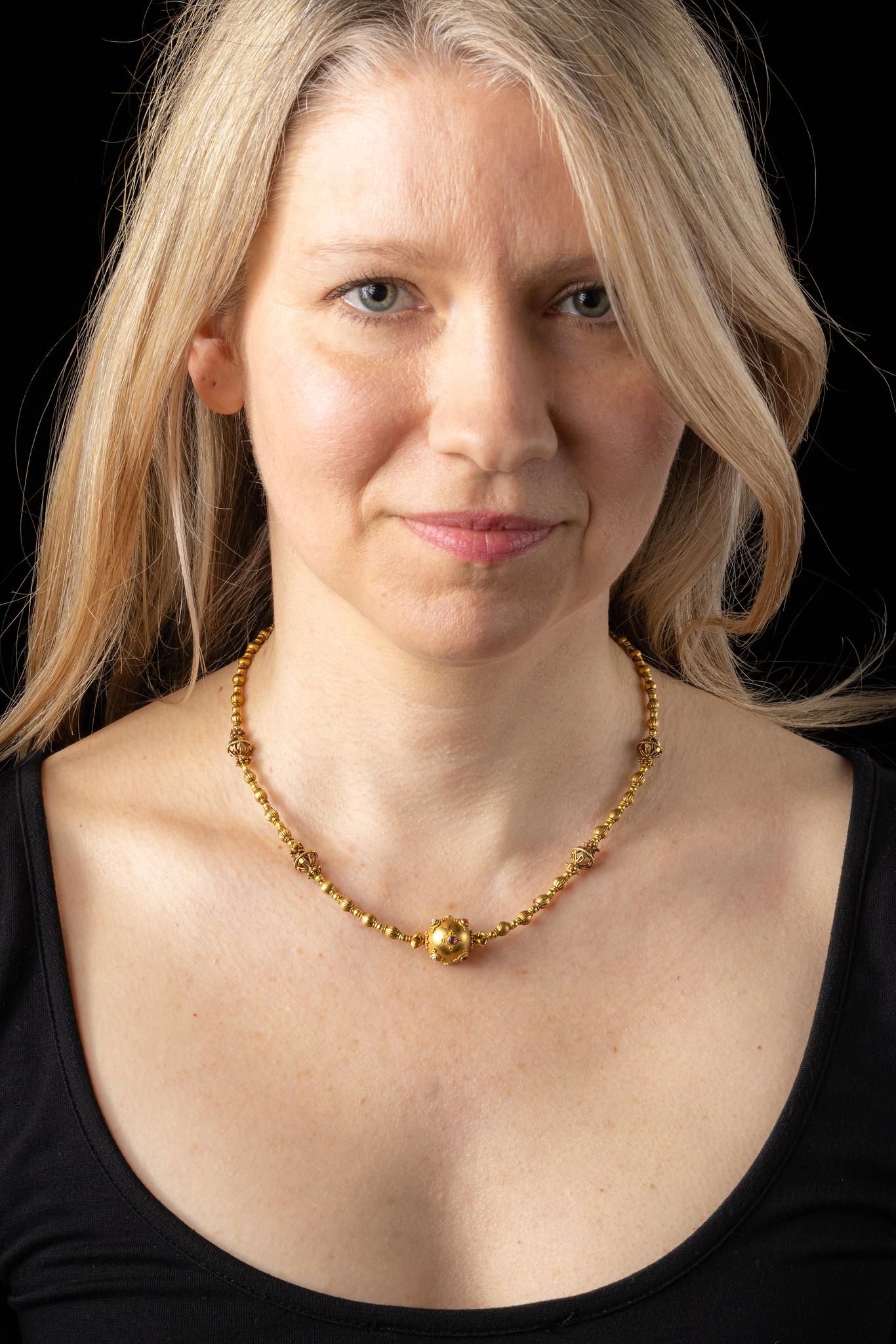 Collana di perline in oro 22K con centro Navratna, India In condizioni buone in vendita a Nantucket, MA