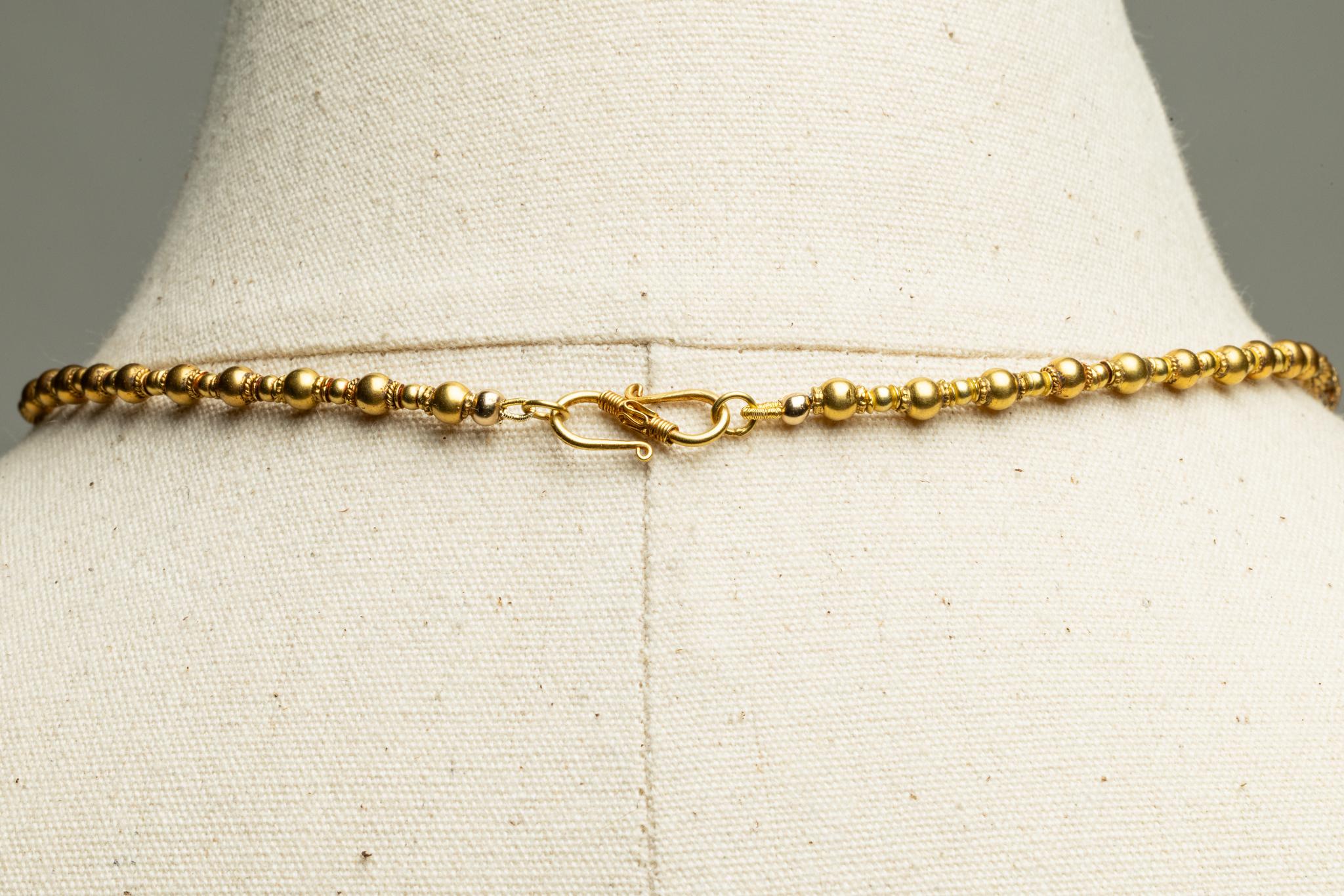 da uomo o donna Collana di perline in oro 22K con centro Navratna, India in vendita