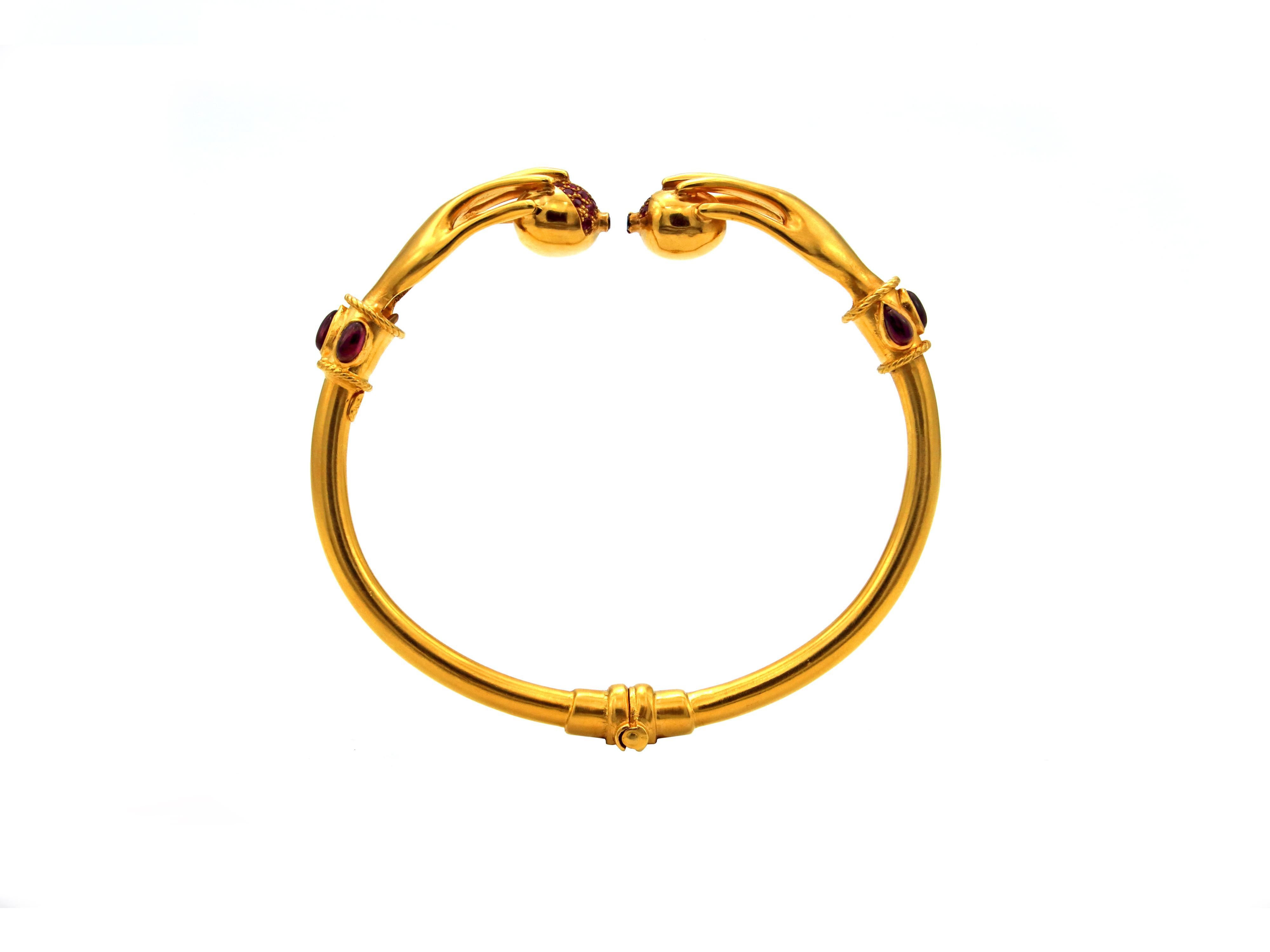 Un bracelet mythique d'amour et un morceau d'histoire. Le bracelet Persephone en or 22 carats entièrement réalisé à la main et serti de rubis et de saphirs grenades. En plus d'être une pièce unique, elle a une histoire à raconter. 
