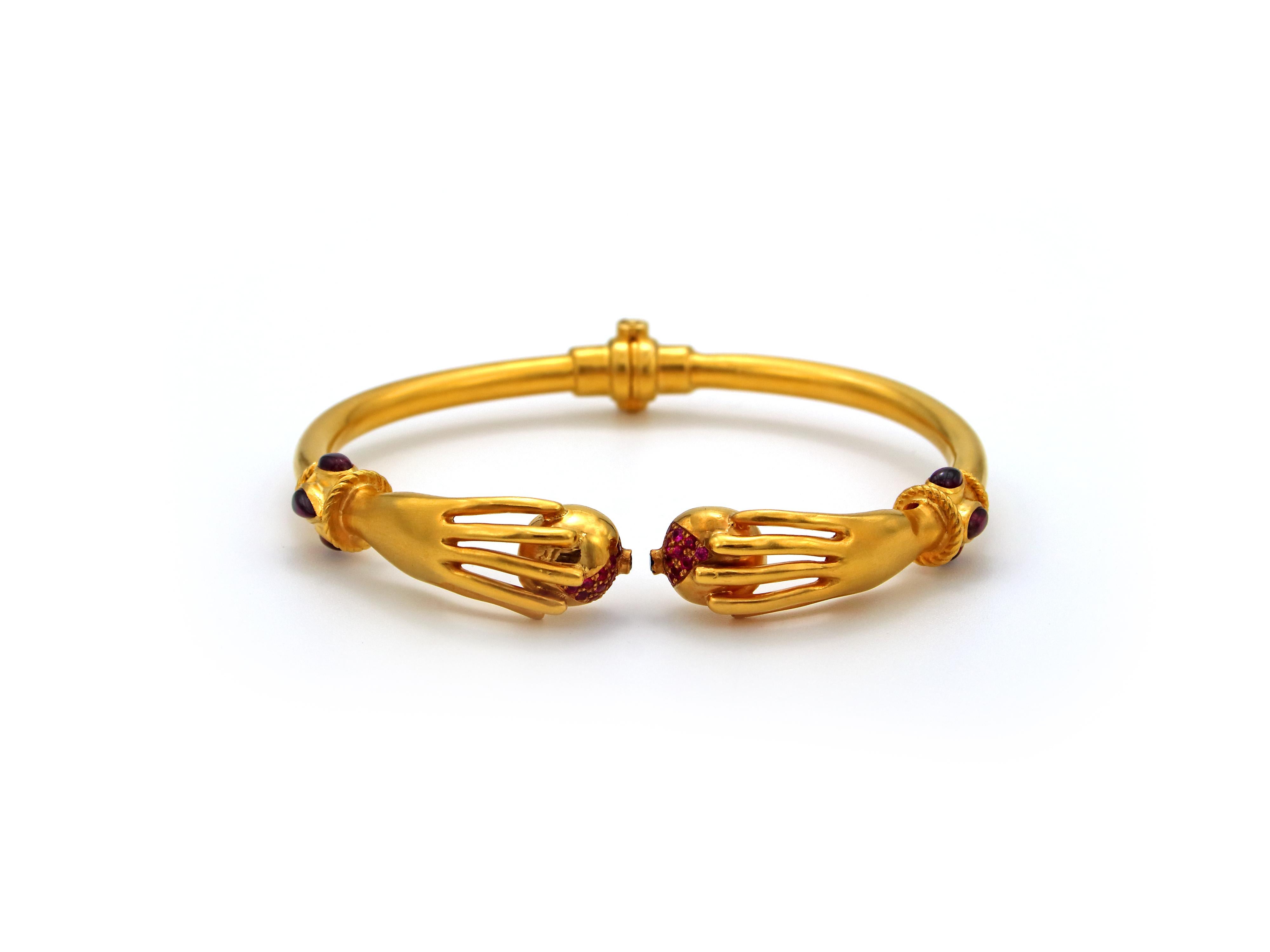 Taille poire Bracelet en or 22 carats avec grenades, rubis et saphirs en vente