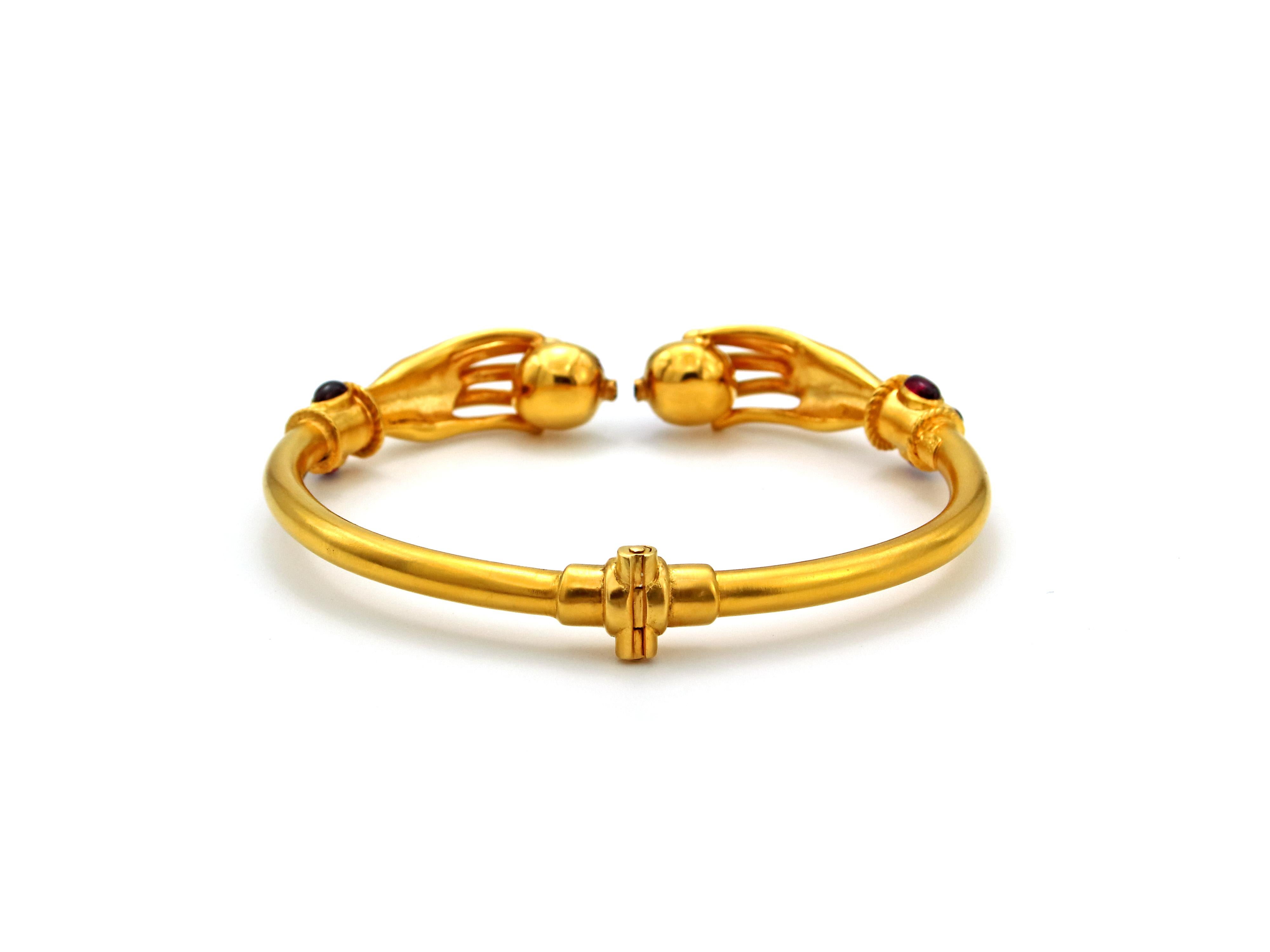 Bracelet en or 22 carats avec grenades, rubis et saphirs Pour femmes en vente