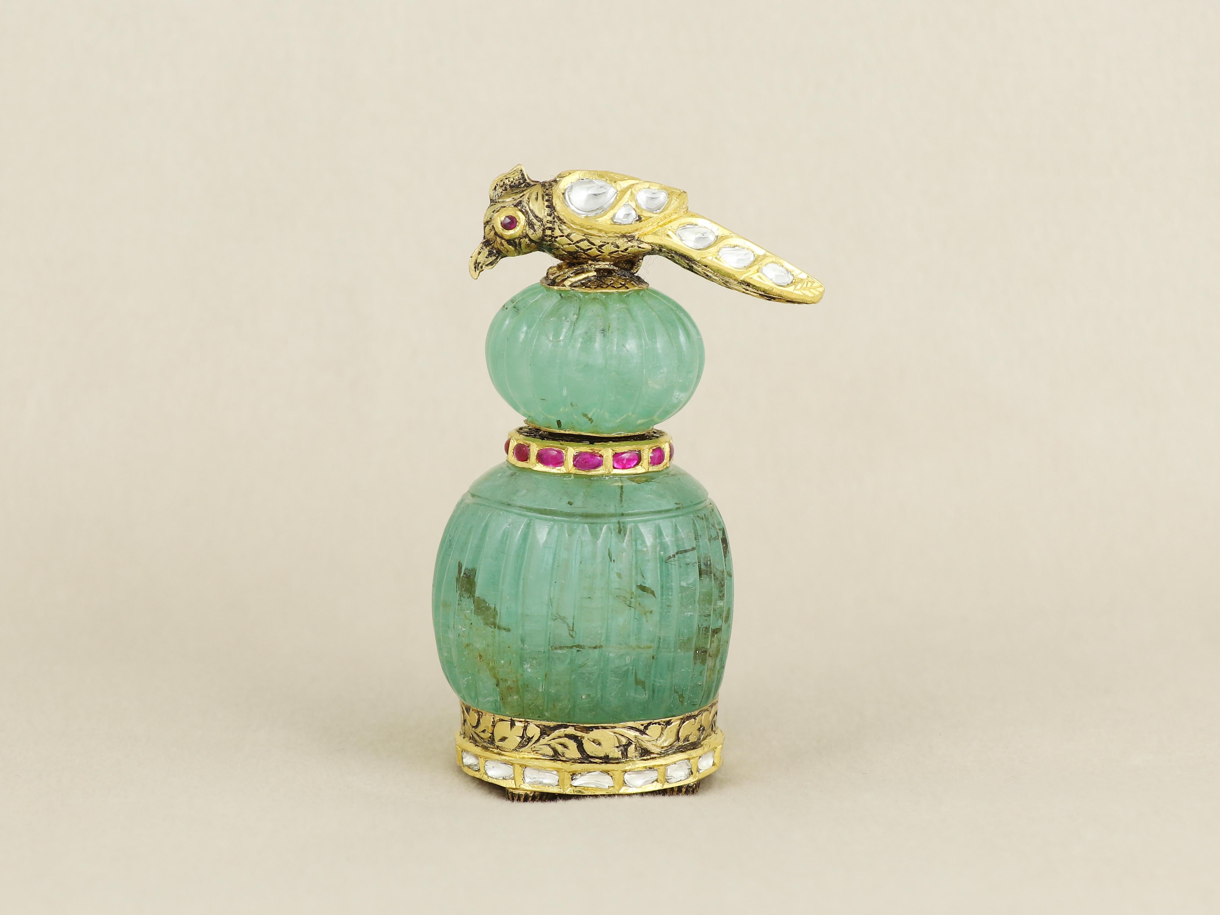 Incarnazione mozzafiato del patrimonio e dell'opulenza, questo flacone di profumo unico nel suo genere è meticolosamente intagliato in due parti, ciascuna da un singolo smeraldo di grandi dimensioni, ognuno meticolosamente intagliato a forma di