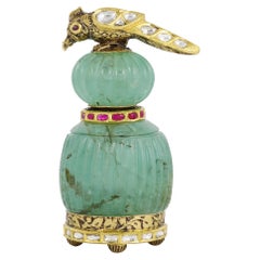 Bottiglia da tabacco da fiuto indiana con smeraldo intagliato in oro 22 carati  Maharajas e gioielli Mughal