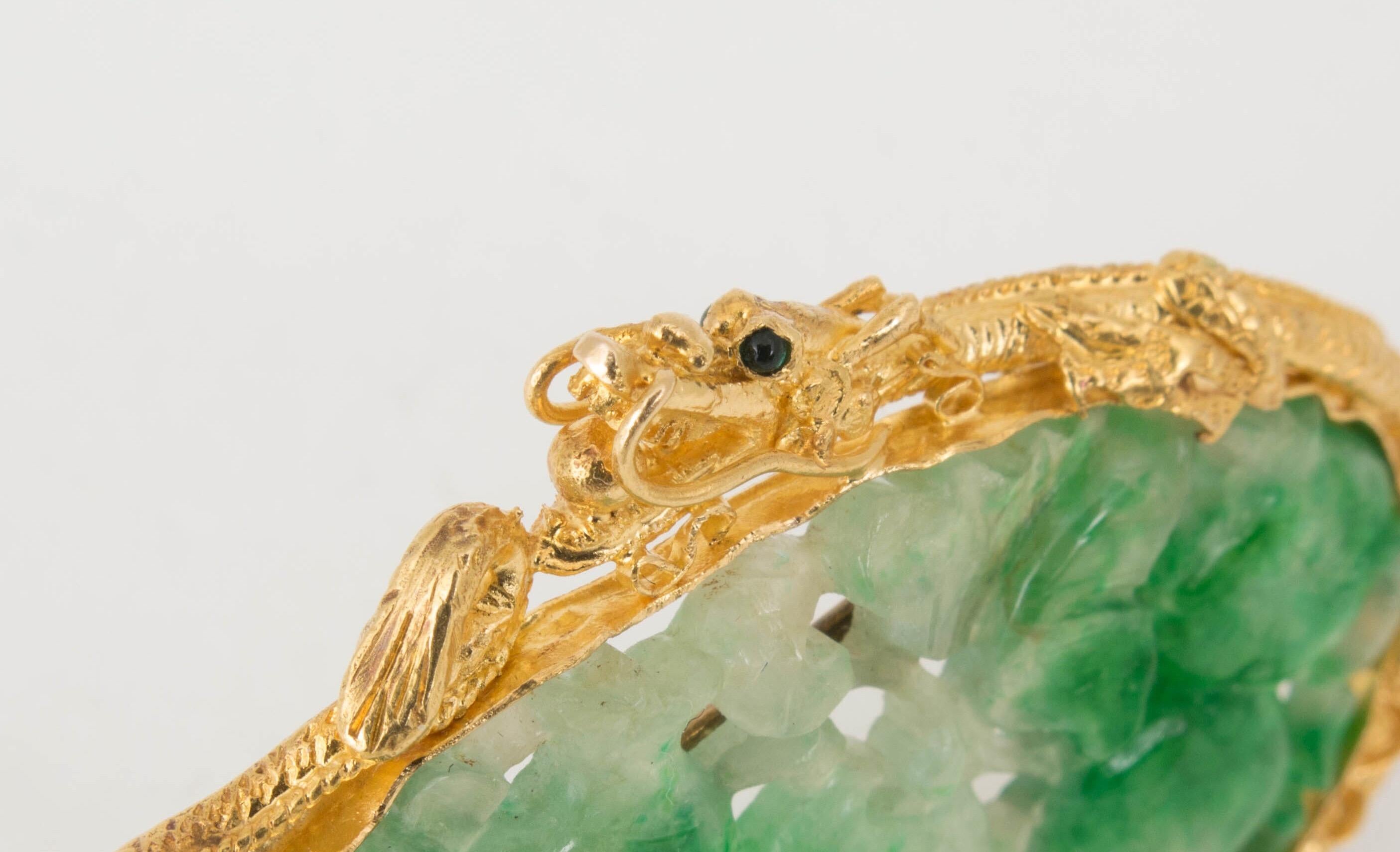 22 Karat Gold Carved Jadeite Brooch Pin In Good Condition In Austin, TX