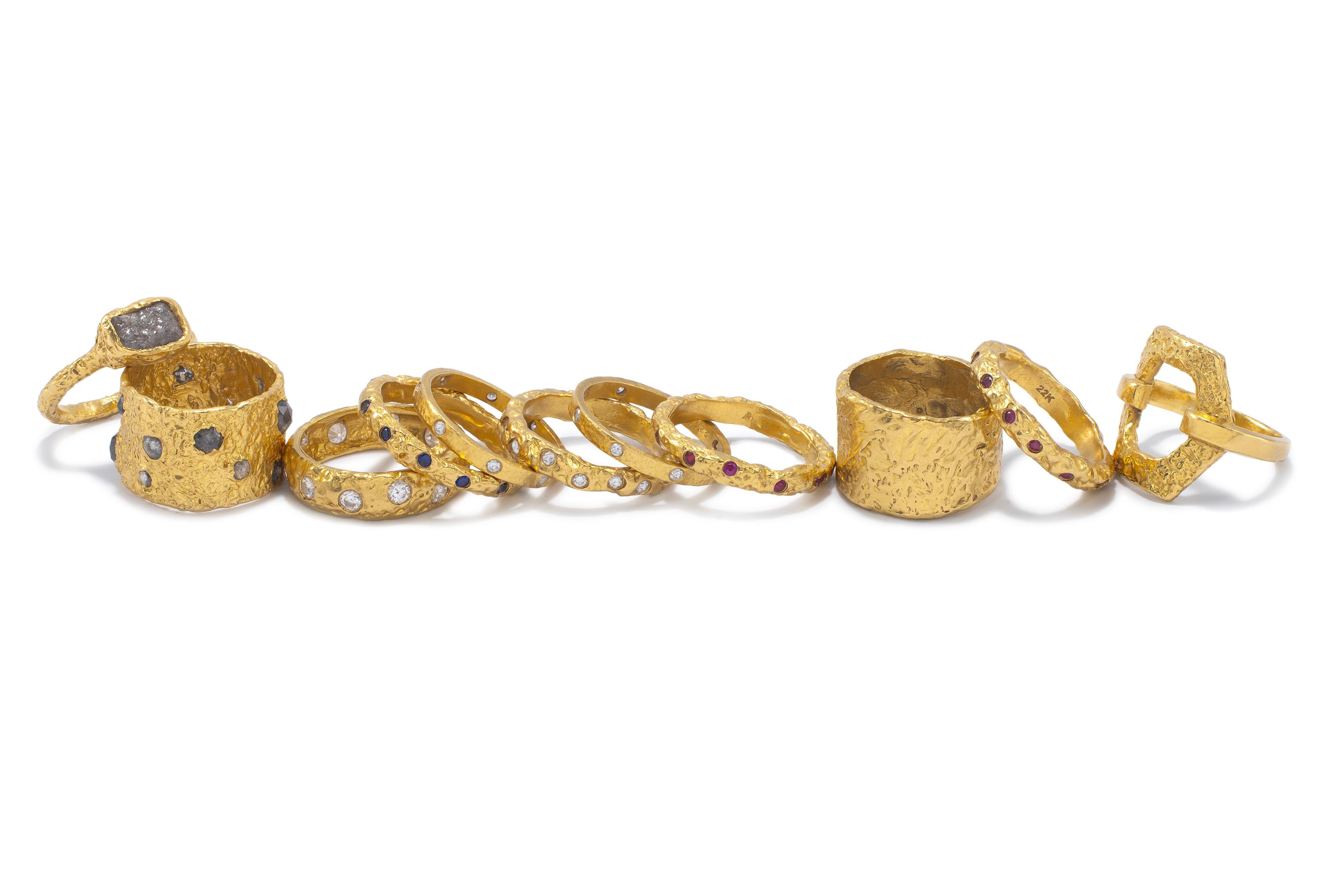 Artisan Bagues empilables épaisses en or 22 carats avec saphirs bleus, par Tagili en vente