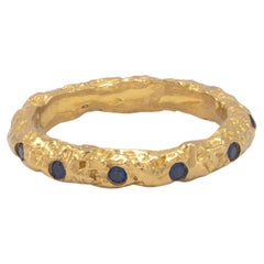 Bagues empilables épaisses en or 22 carats avec saphirs bleus, par Tagili