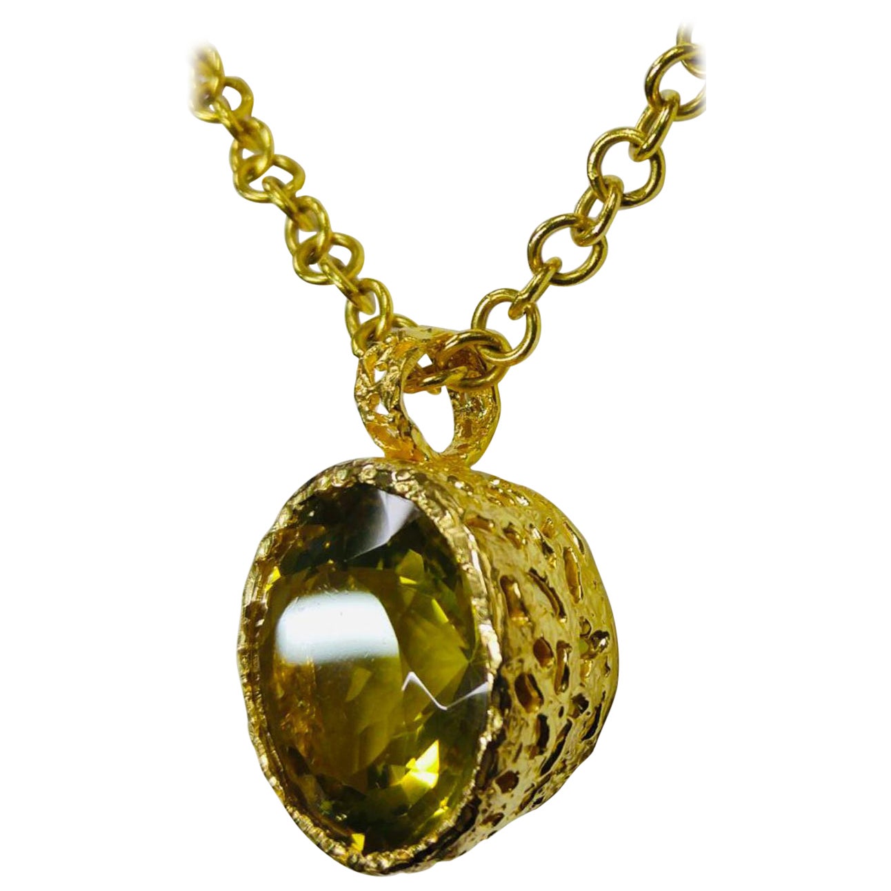Colgante de citrino de oro de 22 quilates, tallado y texturizado a mano, único en su especie. Forma parte de la Colección Poder, que representa la belleza, la singularidad y el poder de una mujer. Se vende con una cadena sujetapapeles de 16