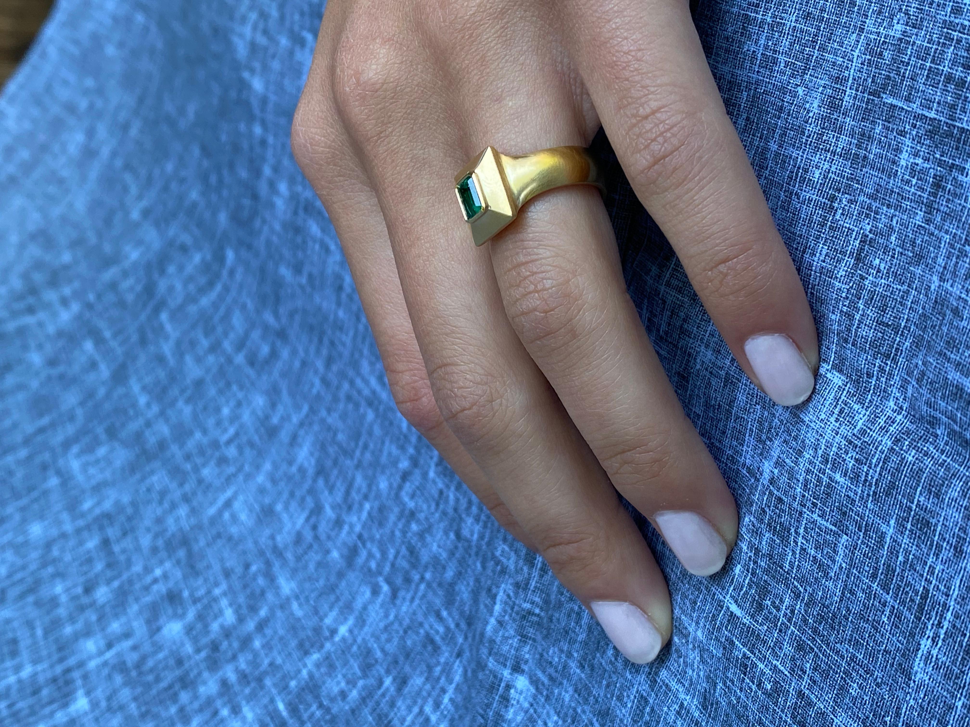 22k Gold kolumbianischen Smaragd Ring im Zustand „Neu“ im Angebot in Berkeley, CA
