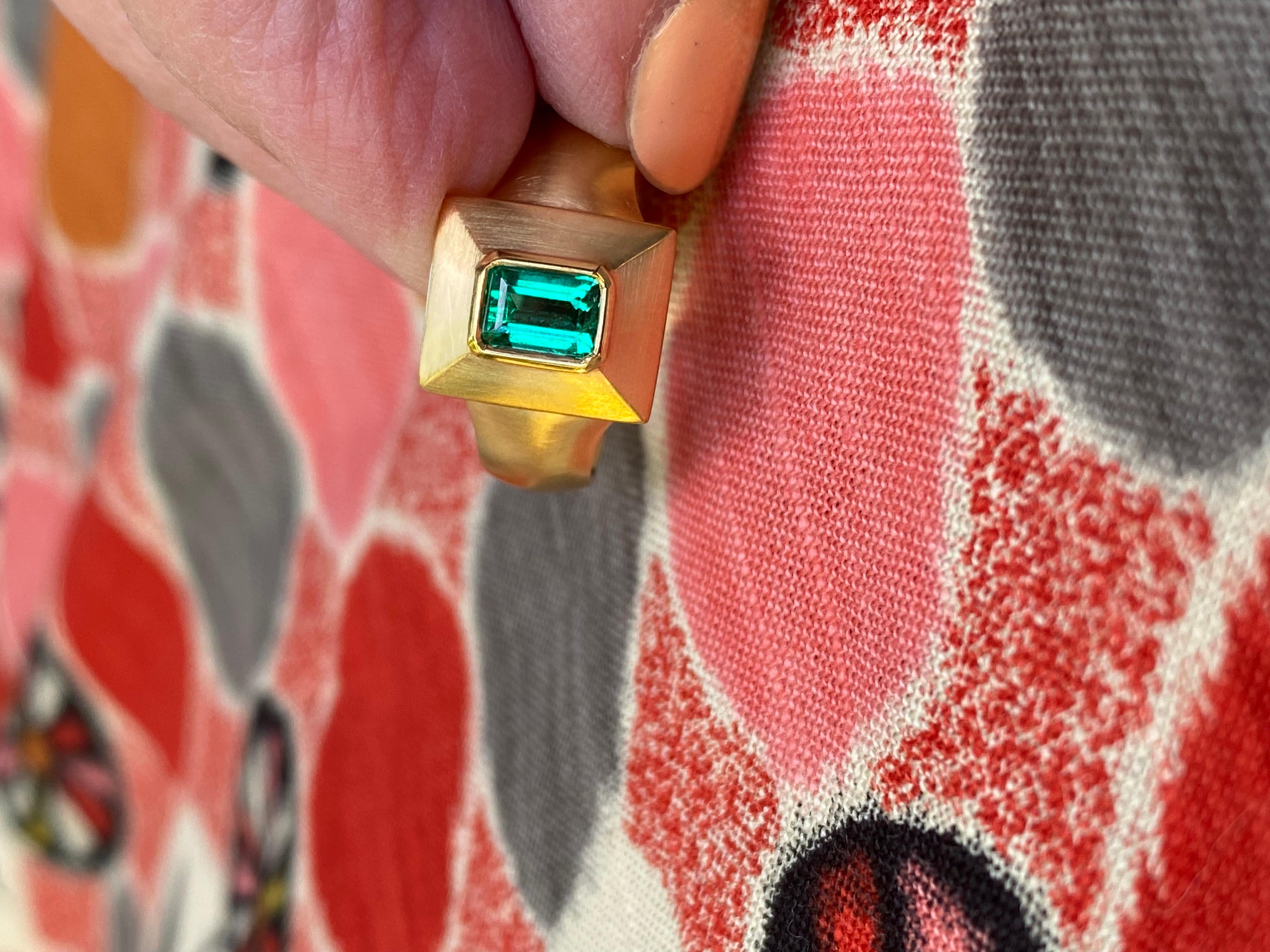 Contemporary 22k Gold Colombian Emerald Ring For Sale