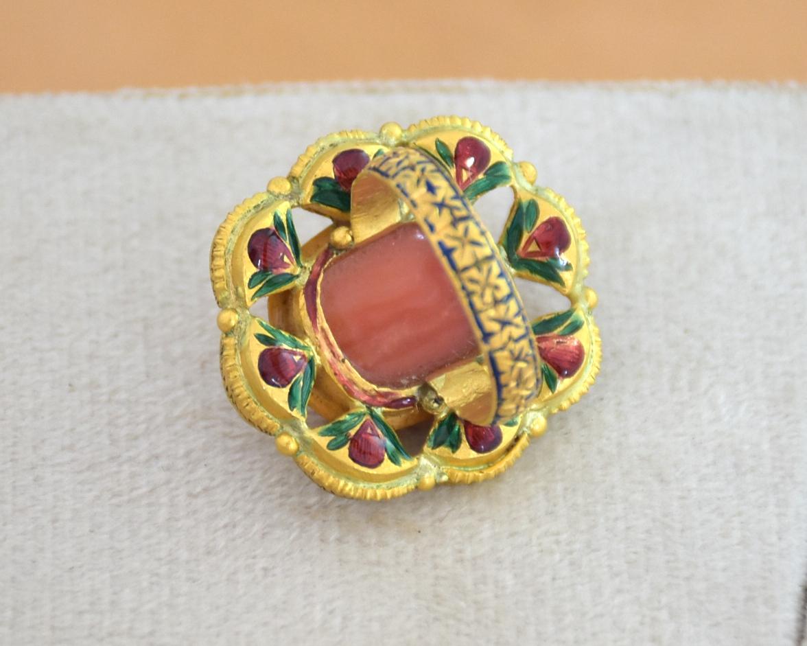 Taille ovale Bague en or 22 carats, diamants polki et émail de corail naturel en vente