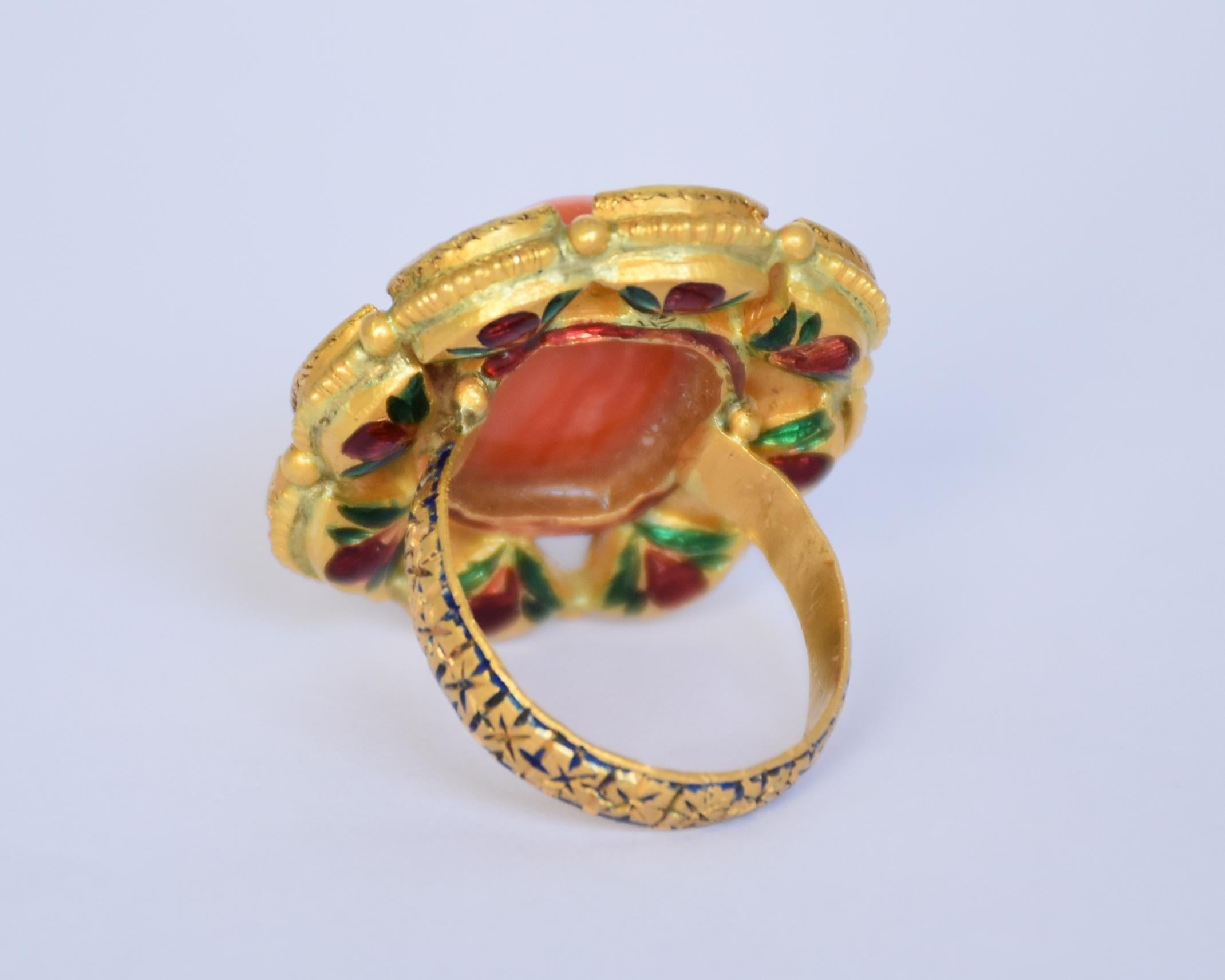 Bague en or 22 carats, diamants polki et émail de corail naturel en vente 1