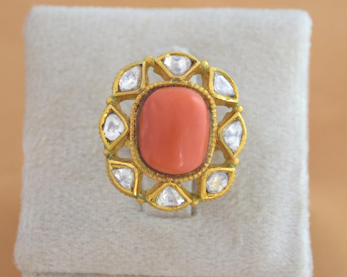 Bague en or 22 carats, diamants polki et émail de corail naturel en vente 2