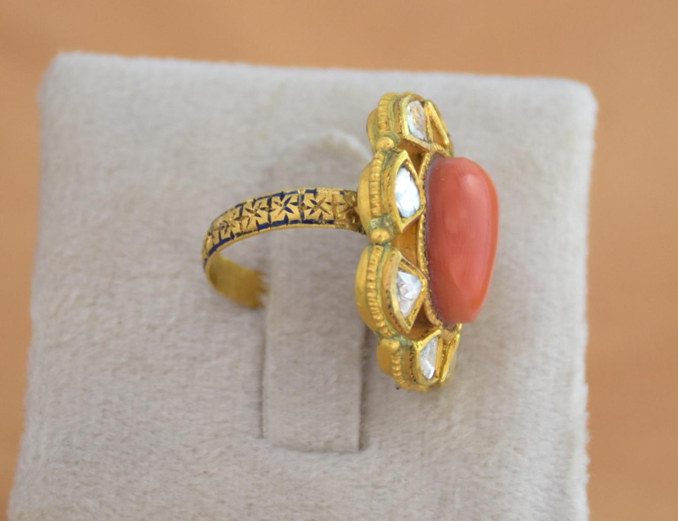 Bague en or 22 carats, diamants polki et émail de corail naturel en vente 3