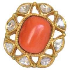 Ring aus 22 Karat Gold mit Diamant-Polka und natürlicher Korallen-Emaille