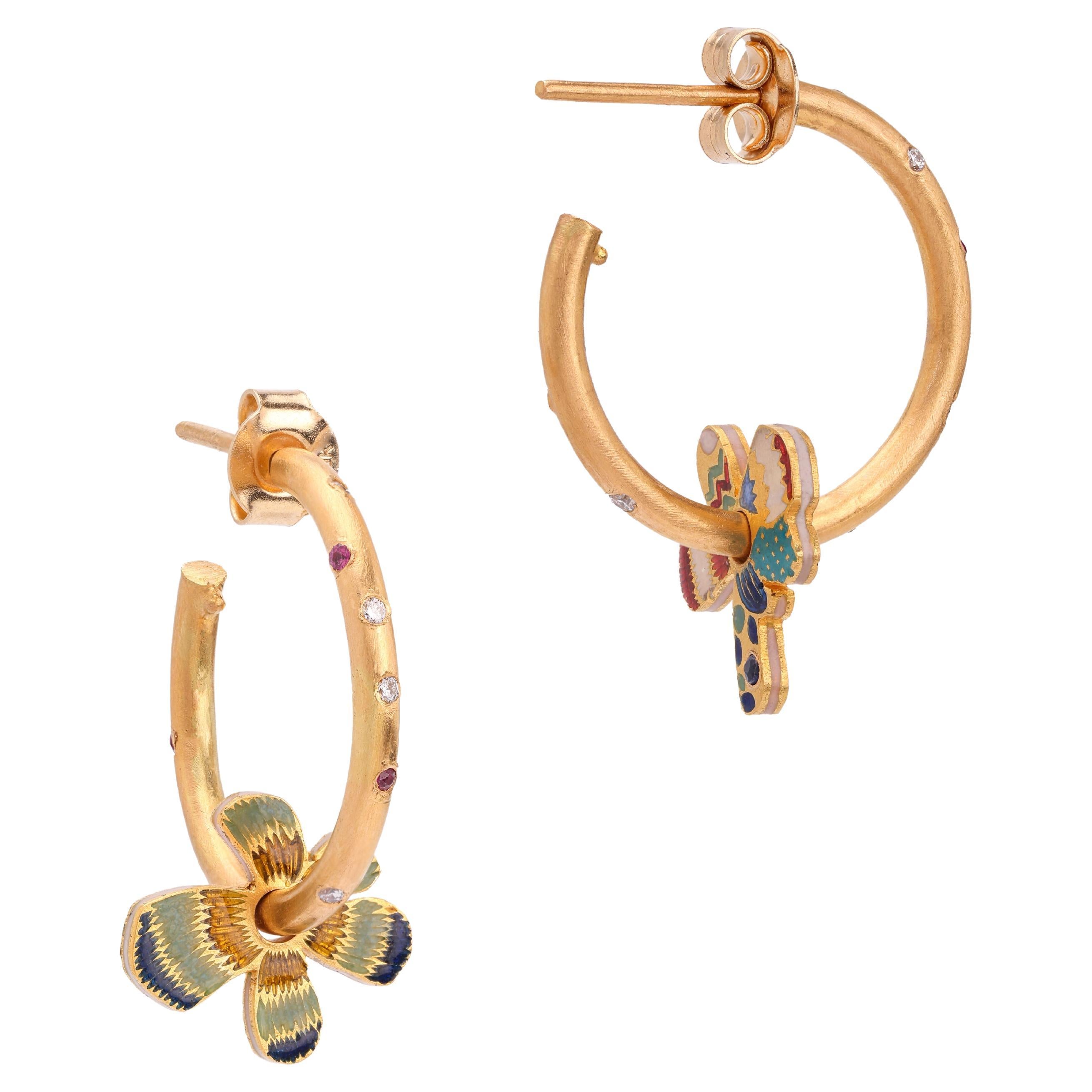 Wendbare 22K Gold Diamant-Rubin- und Emaille-Blumen-Ohrringe von AGARO (Kunsthandwerker*in) im Angebot
