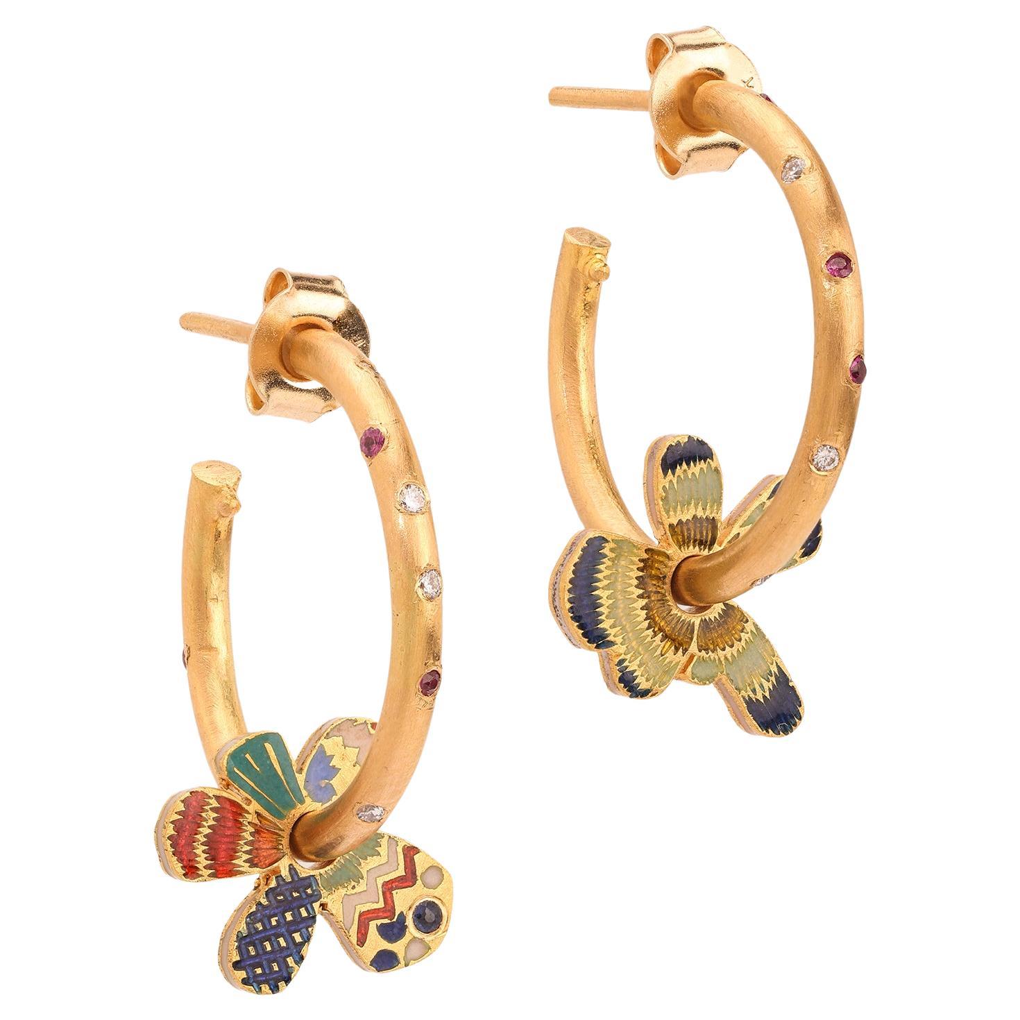 Boucles d'oreilles réversibles en or 22K avec diamant, rubis et émail Boucles d'oreilles réversibles en forme de fleur par AGARO