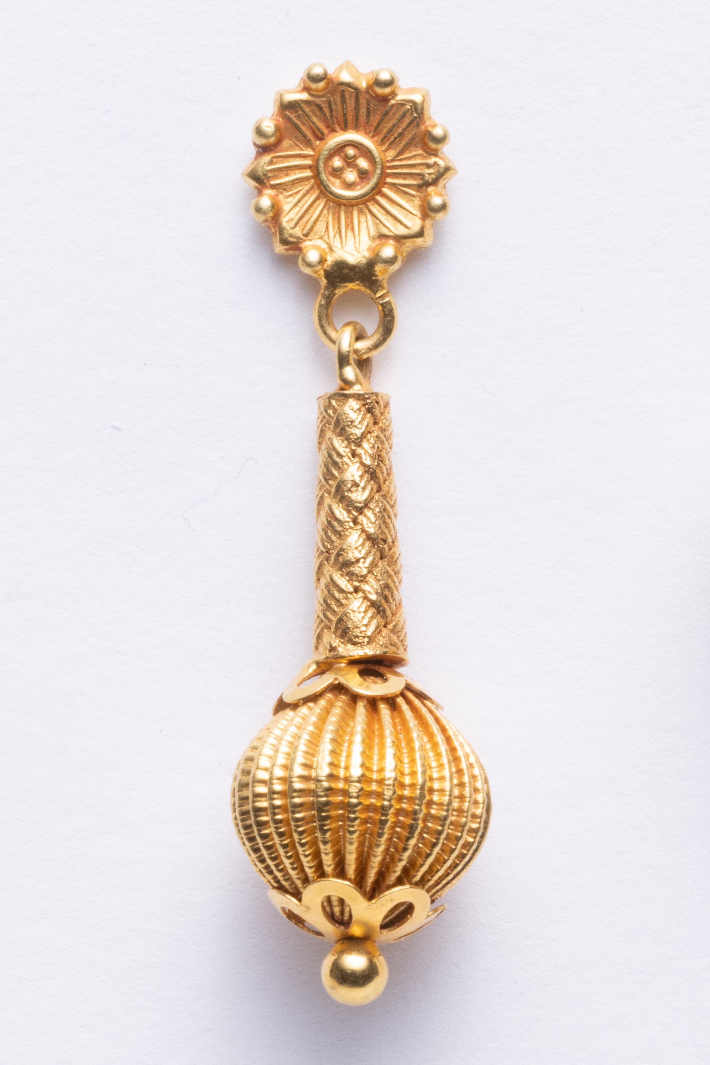 Ein Paar fein gearbeitete Ohrringe aus 22-karätigem Gold, die an einem Ohrring baumeln.  Postback für gepiercte Ohren.  Indisch
