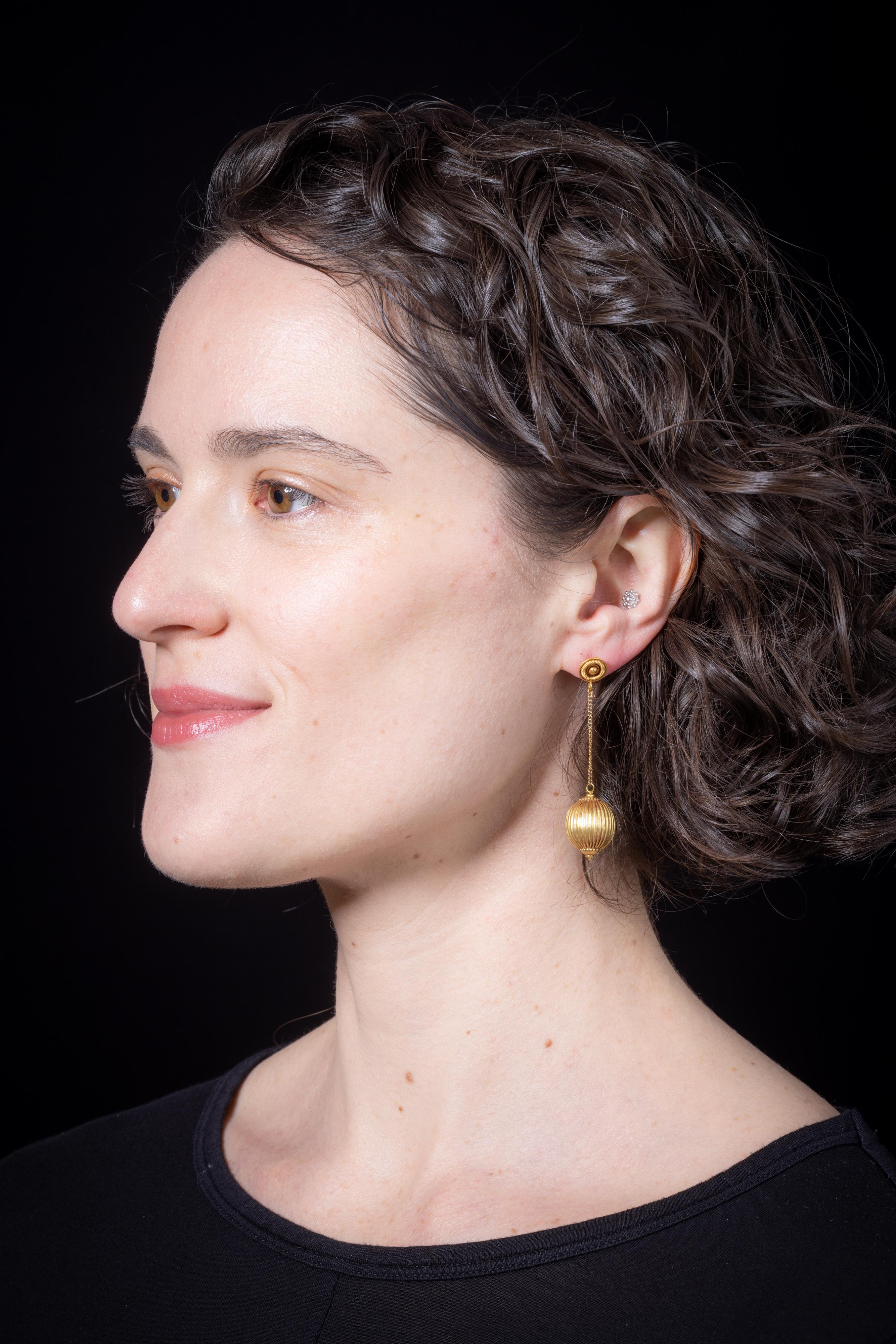 Boucles d'oreilles pendantes en or 22 carats de Deborah Lockhart Phillips Bon état - En vente à Nantucket, MA