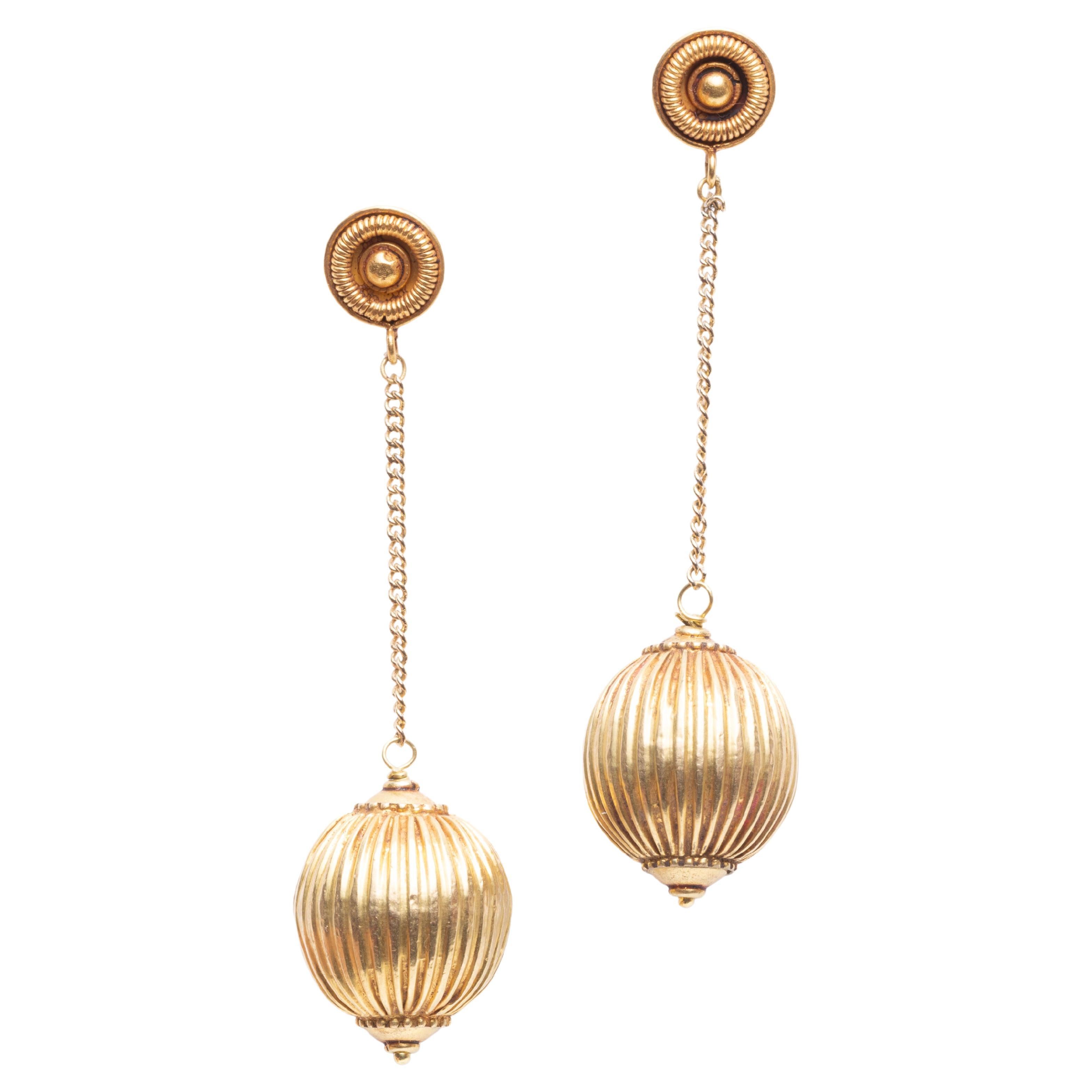 Boucles d'oreilles pendantes en or 22 carats de Deborah Lockhart Phillips en vente