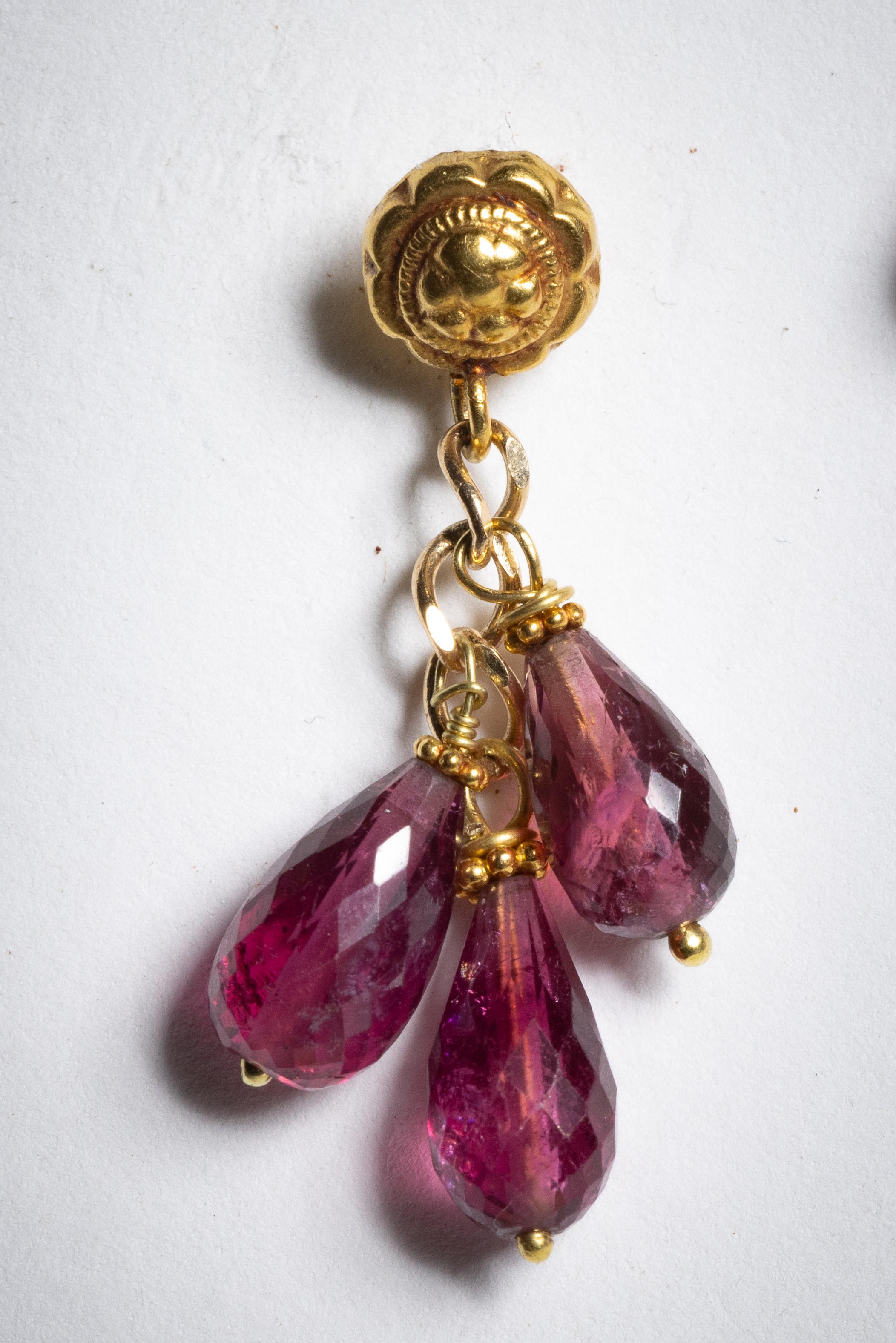 Une paire de jolies boucles d'oreilles avec une grappe de briolettes de pierres précieuses facettées en tourmaline d'un rose profond.  Poteau en or pour oreilles percées.  Par Deborah Lockhart Phillips.

La collection de bijoux fins provient de