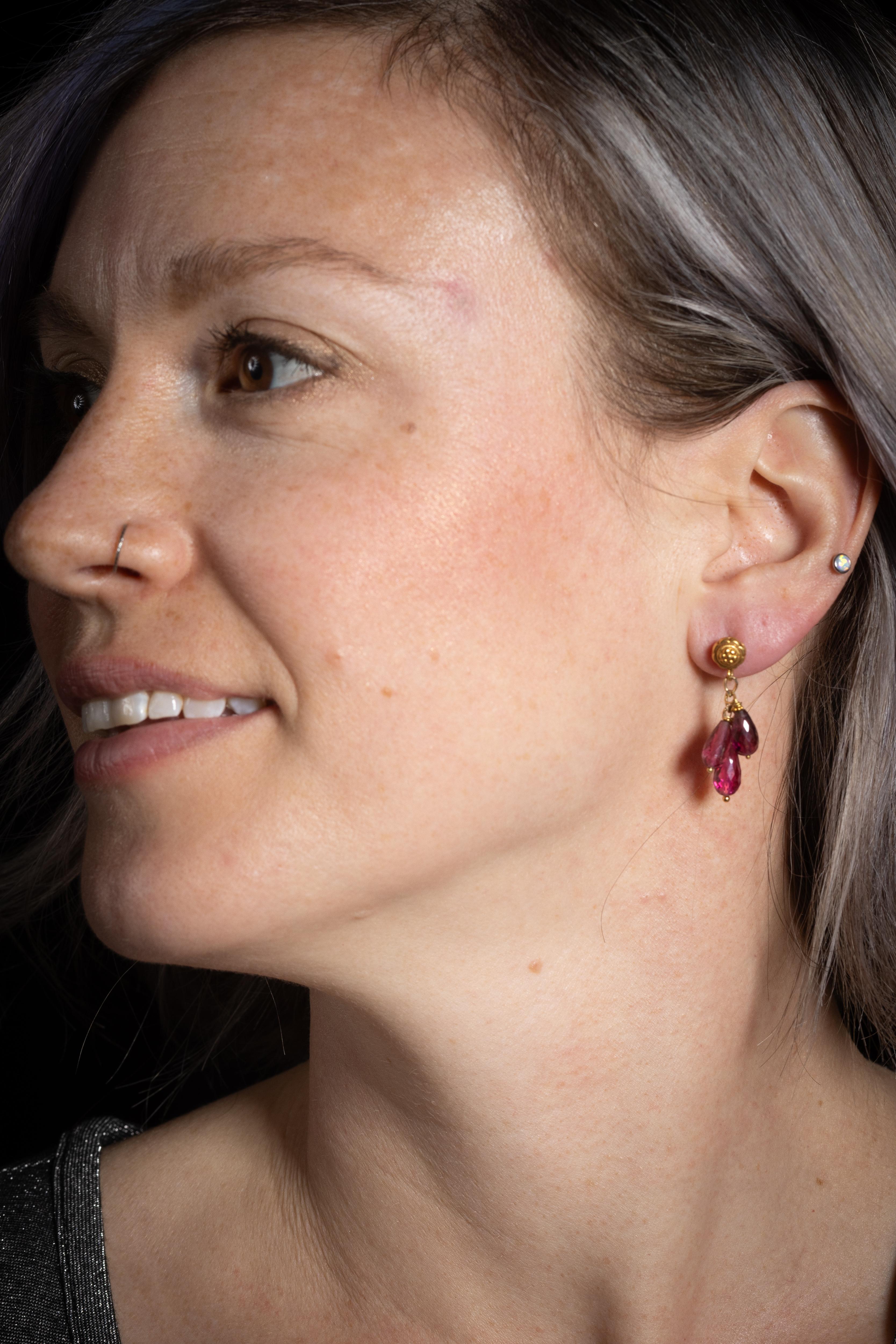 Boucles d'oreilles en or 22 carats avec briolettes de tourmaline rose Excellent état - En vente à Nantucket, MA