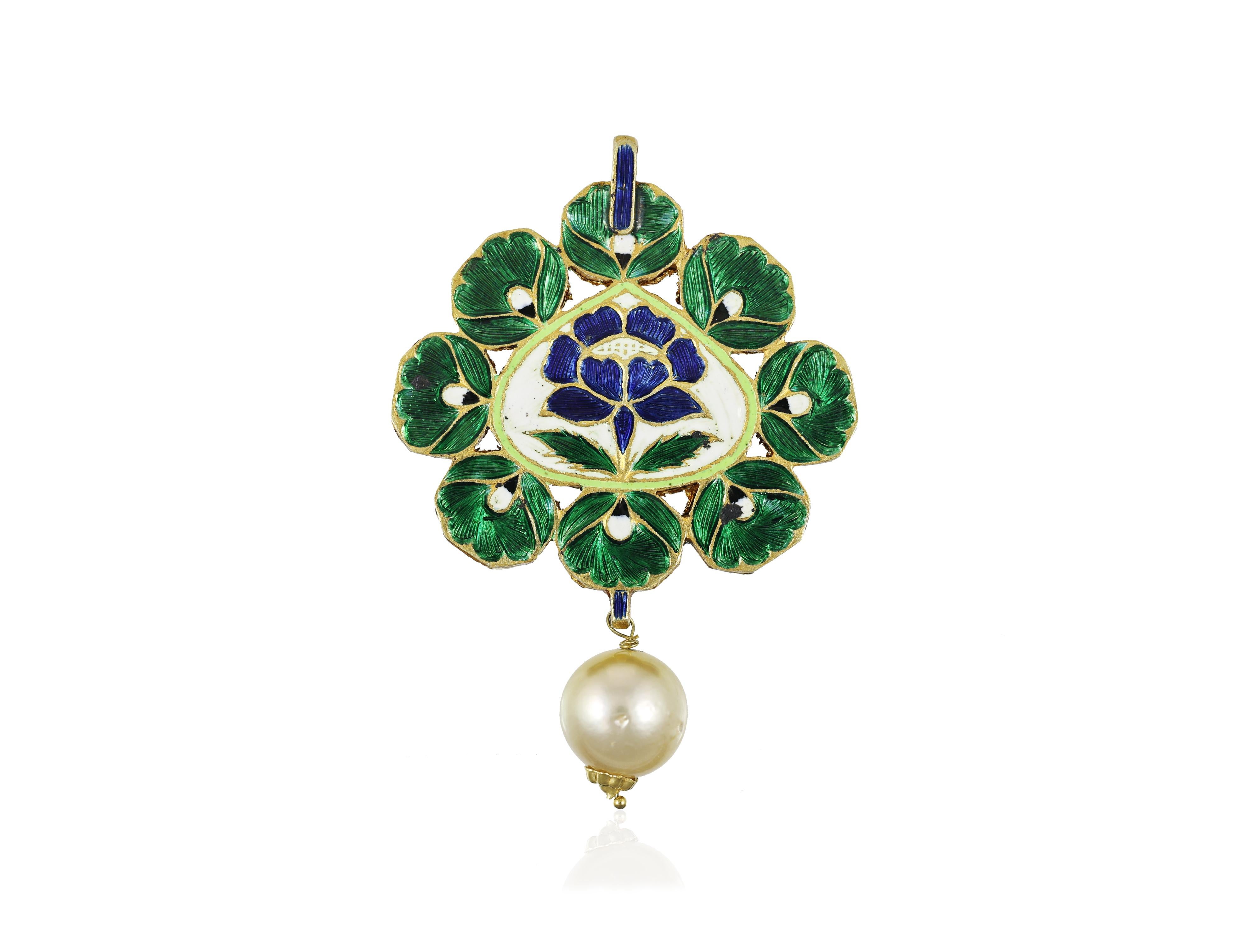 Tumbled 22K gold emerald and diamond pendant with pearl, antique indian small pendant For Sale