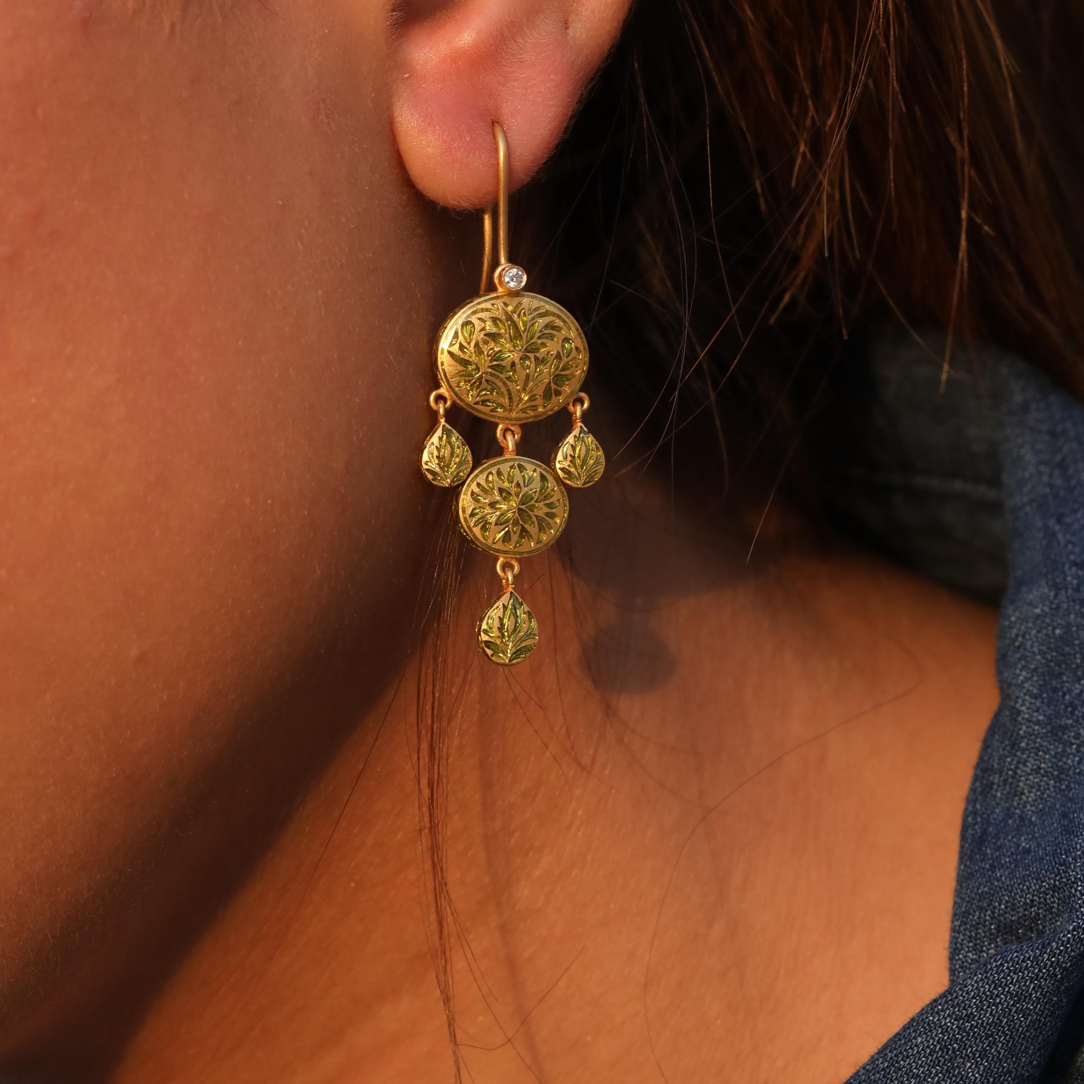 22k Gold Smaragd, Diamant & grüne Emaille Reversible Girandole  Ohrringe von Agaro 1