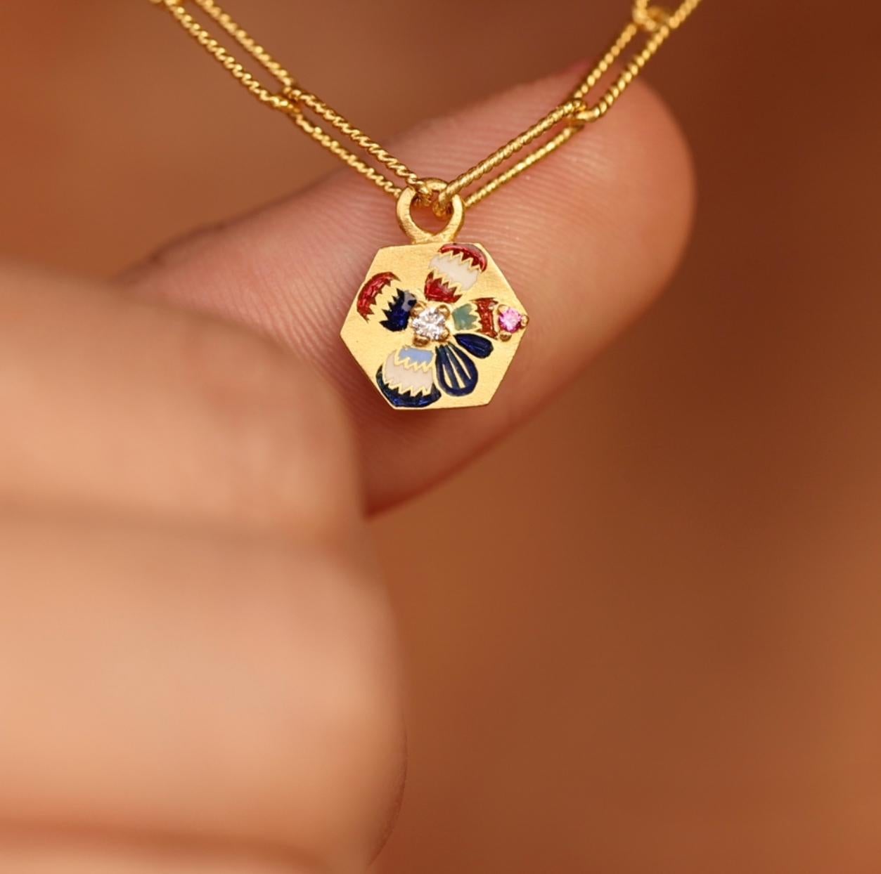 Collier pendentif hexagonal à fleurs en or 22 carats et émail, fait à la main par Agaro Neuf - En vente à New York, NY