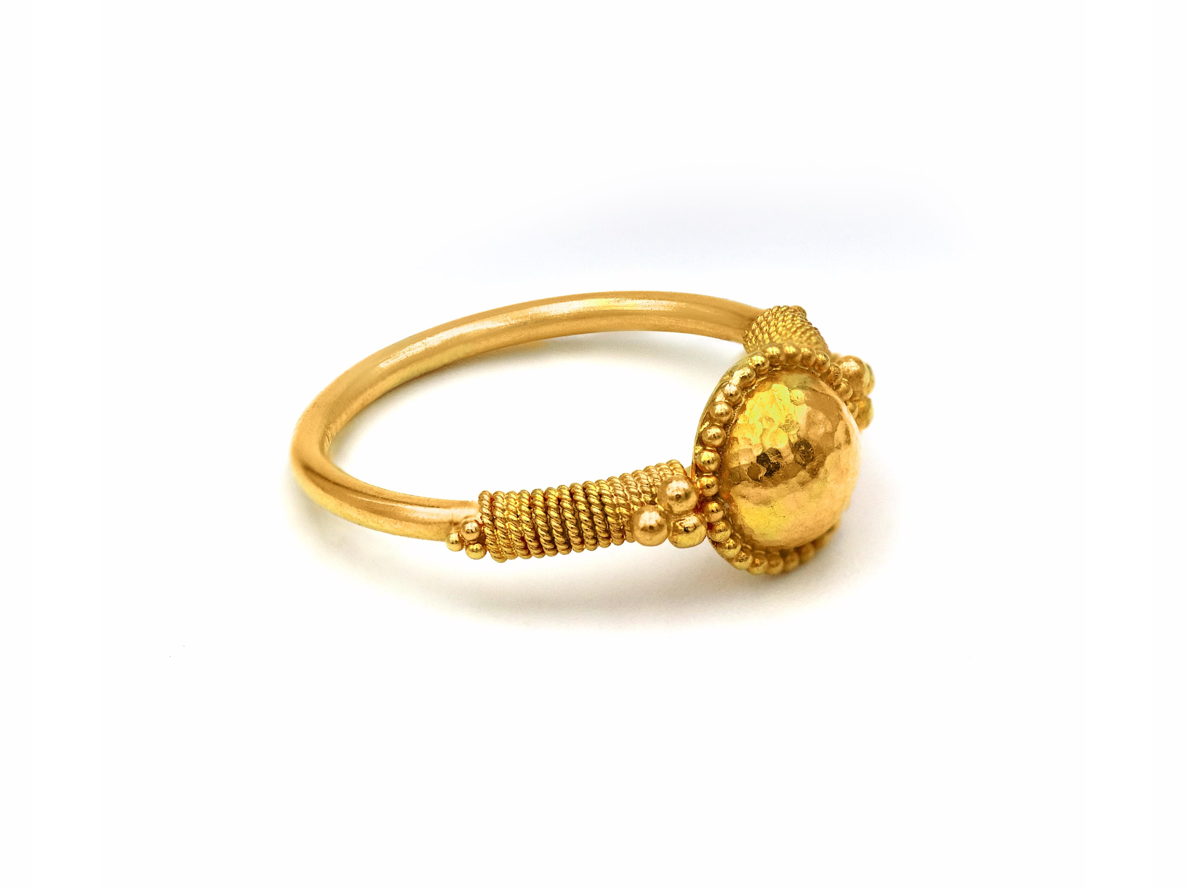 22k Gold Era's filigraner gehämmerter Ring (Neoklassisch) im Angebot