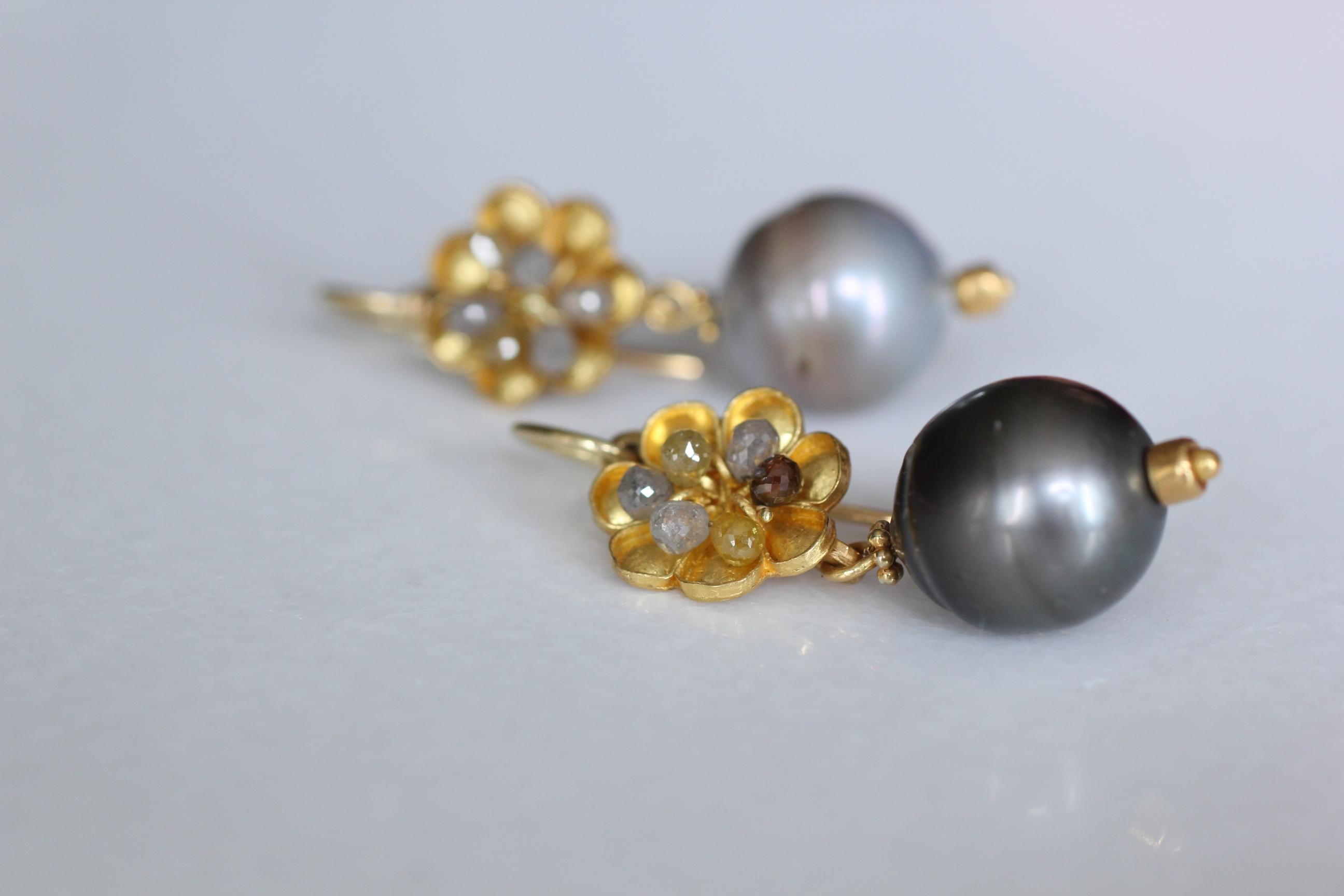 22K Gold Gray Tahitian Pearls Diamond Contemporary Drop Dangle Earrings In New Condition In New York, NY