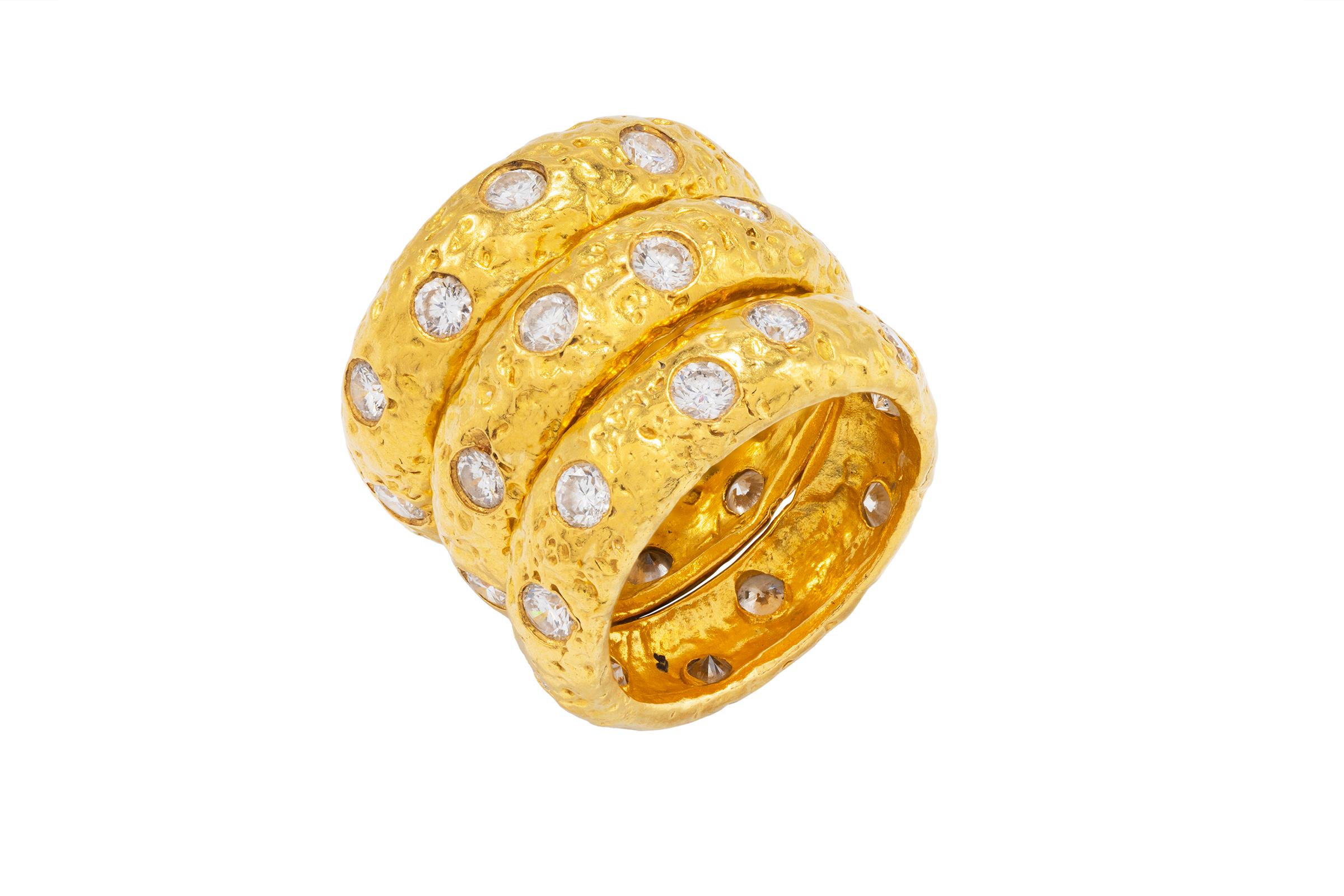22 Karat Gold gehämmerte, dicke Stapelringe mit Diamanten, von Tagili im Zustand „Neu“ im Angebot in New York, NY