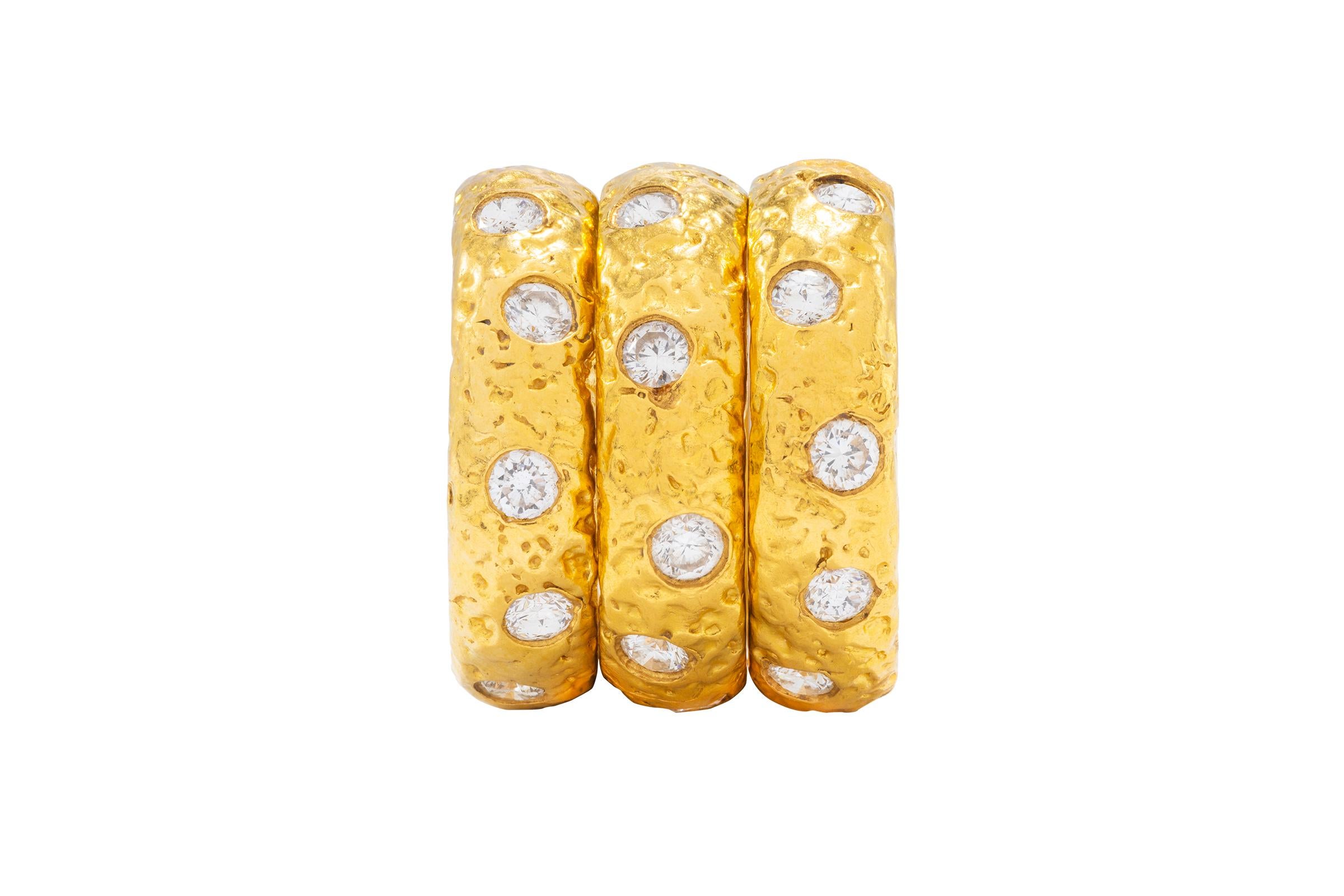22 Karat Gold gehämmerte, dicke Stapelringe mit Diamanten, von Tagili für Damen oder Herren im Angebot