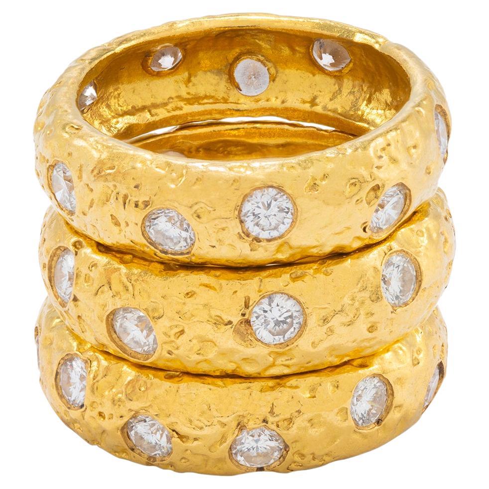22 Karat Gold gehämmerte, dicke Stapelringe mit Diamanten, von Tagili (Brillantschliff) im Angebot