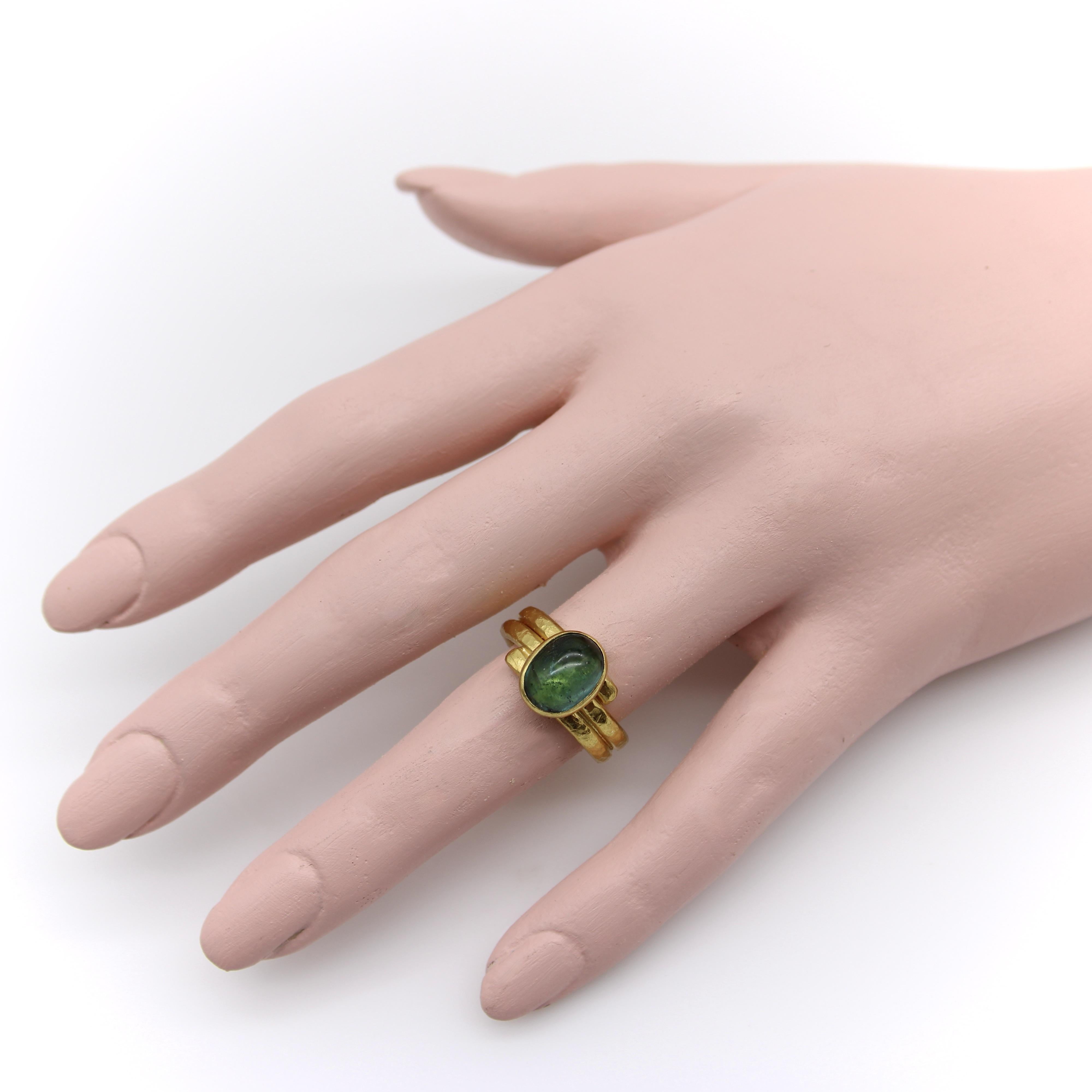 Bague martelée à la main en or 22 carats avec cabochon de tourmaline bleu-vert en vente 4
