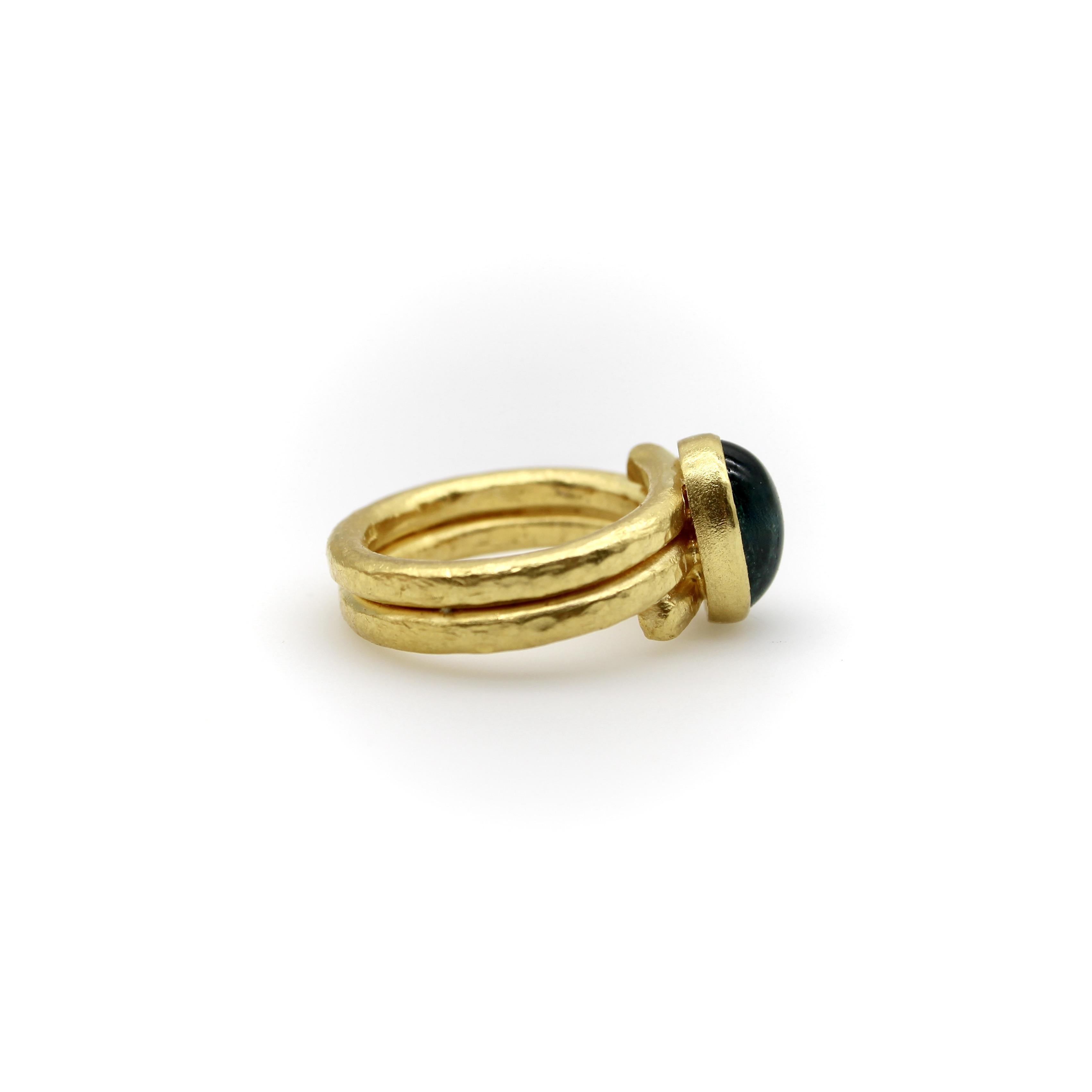 Bague martelée à la main en or 22 carats avec cabochon de tourmaline bleu-vert Bon état - En vente à Venice, CA