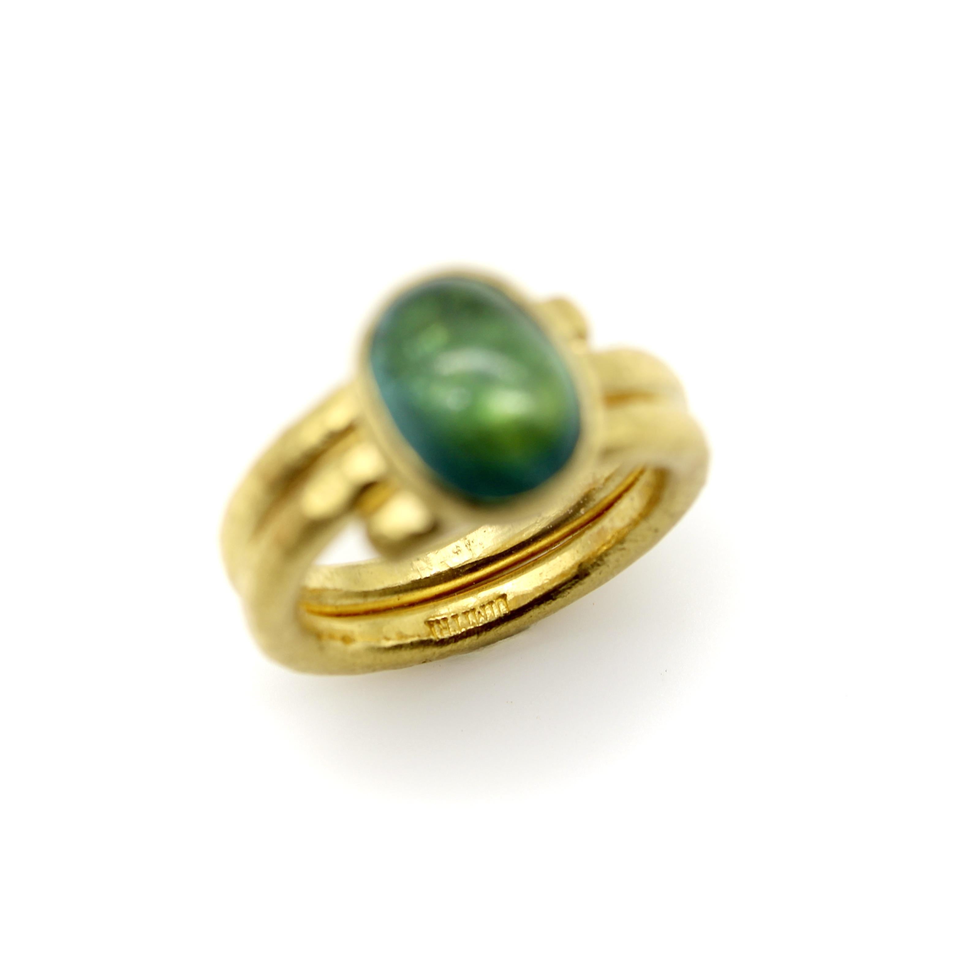 Bague martelée à la main en or 22 carats avec cabochon de tourmaline bleu-vert en vente 1