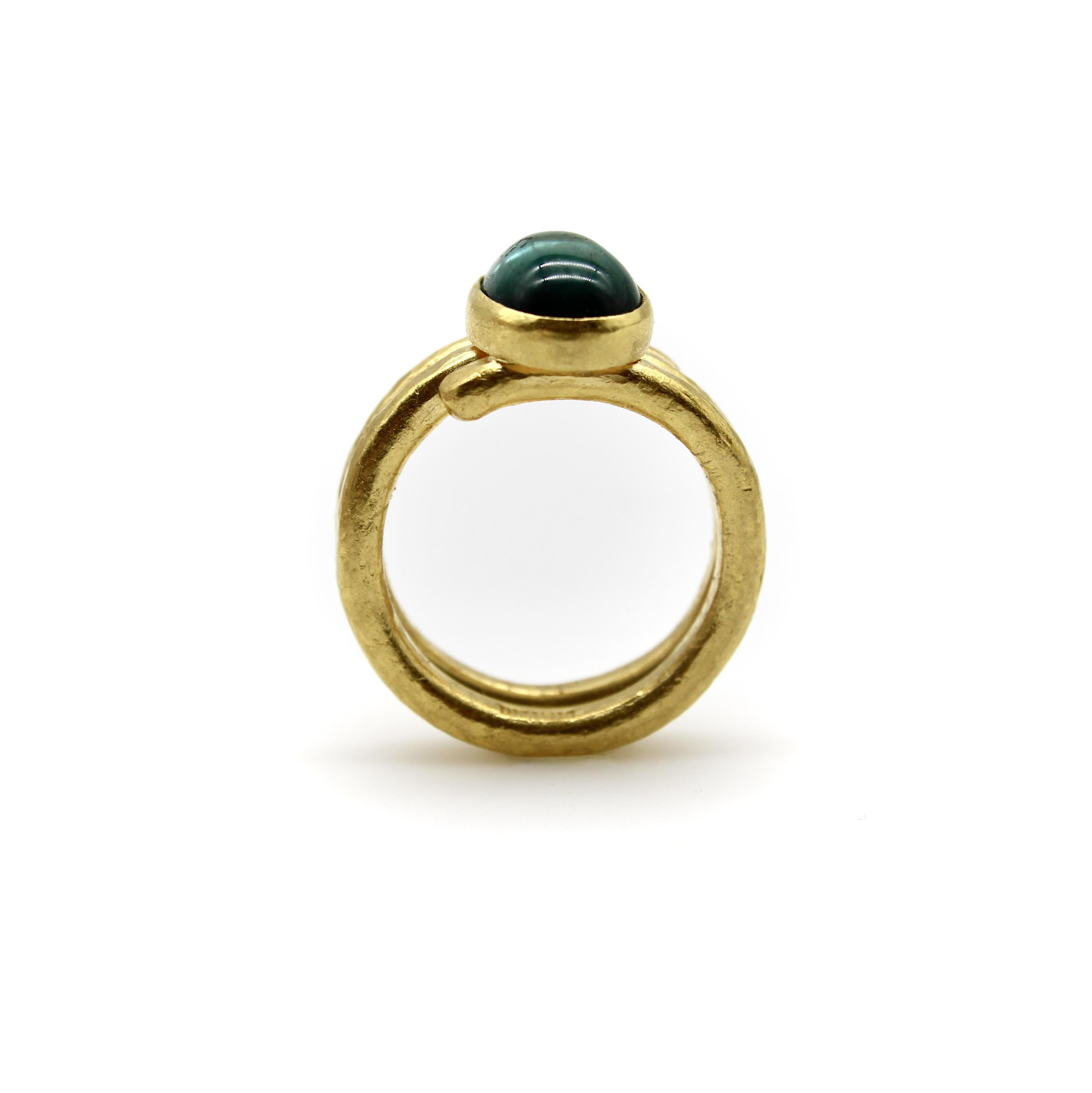 Bague martelée à la main en or 22 carats avec cabochon de tourmaline bleu-vert en vente 2