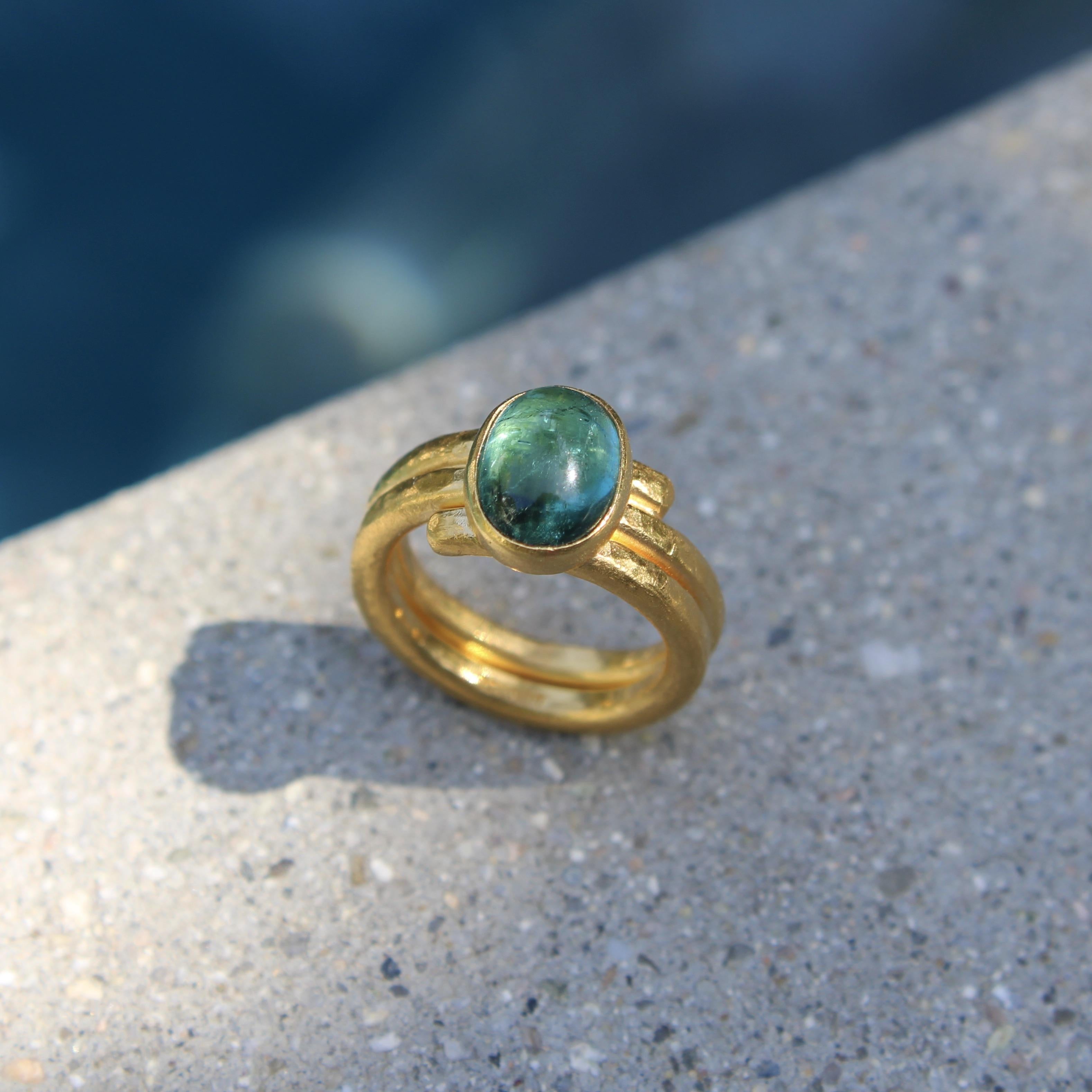 Bague martelée à la main en or 22 carats avec cabochon de tourmaline bleu-vert en vente 3