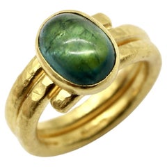 22 Karat Gold Handgehämmerter Ring mit blau-grünem Turmalin-Cabochon