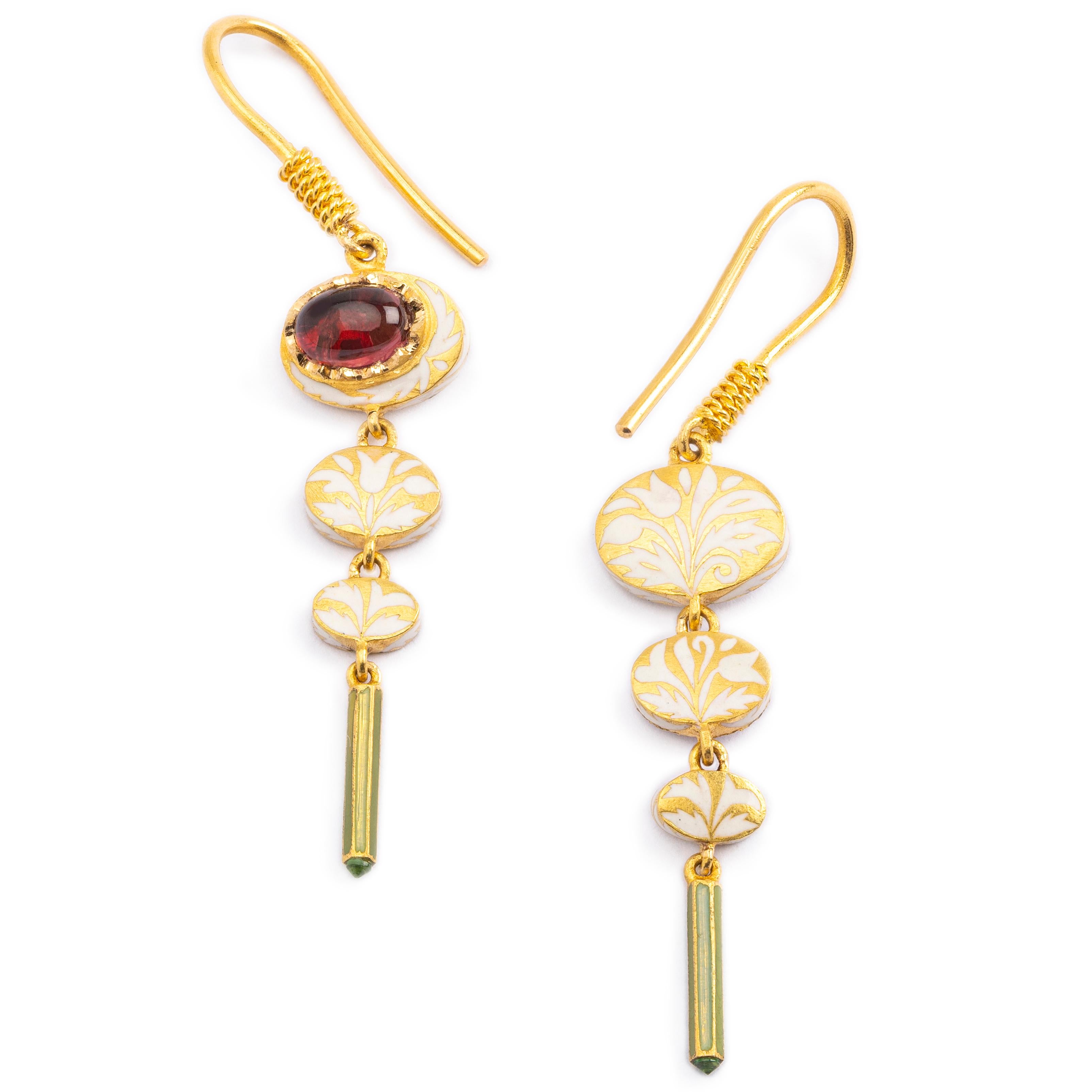 Ces magnifiques boucles d'oreilles pendantes sont issues de la collection Nizam d'Agaro Jewell. Tous les bijoux Agaro sont entièrement gravés et émaillés à la main avec de l'émail de verre cuit à chaud, selon un art ancien de fabrication de bijoux