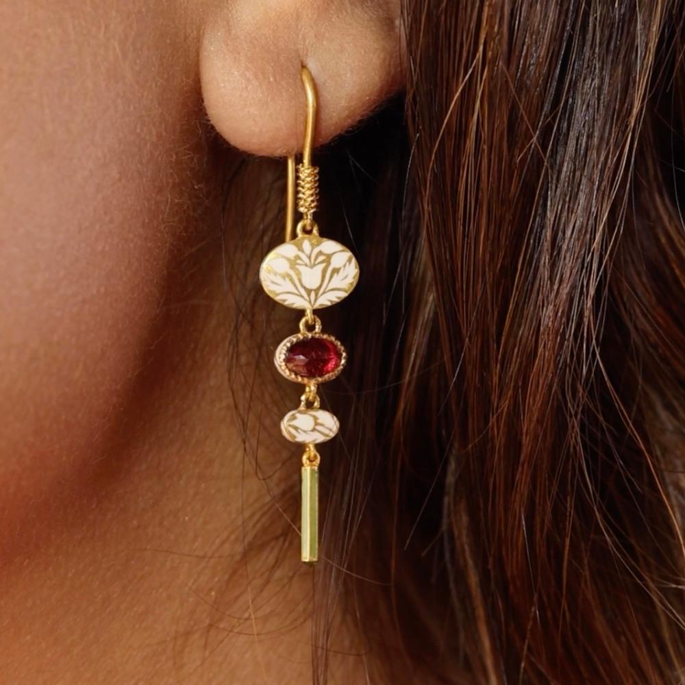 Pendants d'oreilles en or 22 carats et émail de tourmaline de 1,1 carat, fabriqués à la main par Agaro Jewels Neuf - En vente à New York, NY