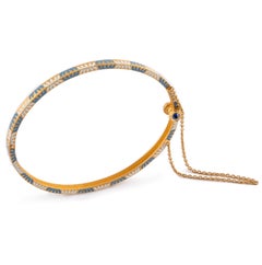 Bracelet à charnières en or 22 carats et émail bleu et blanc à motif de lotus, fait à la main par Agaro